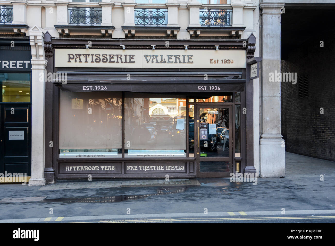 Das Äußere des inzwischen geschlossenen Patisserie Valerie cafe Kette, London, UK Stockfoto