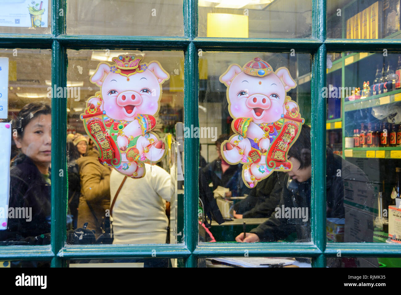 Jahr des Schweins chinesischen Neue Jahr Dekorationen in Soho, London, UK Stockfoto