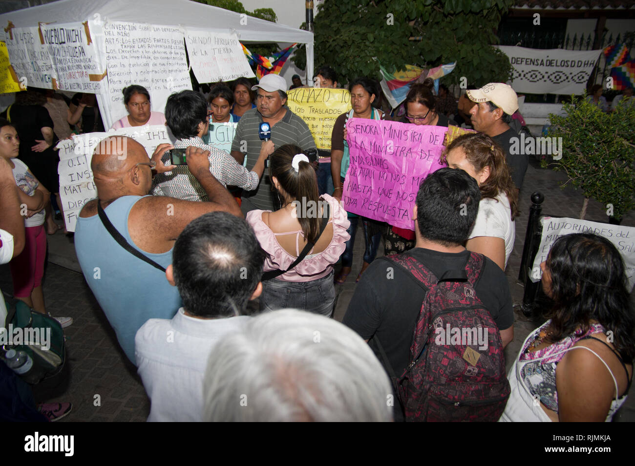 Wichis Menschen auf dem Hauptplatz in Salta, Argentinien protestieren für die indigenen Rechte auf Bildung in der wichi Sprache Stockfoto