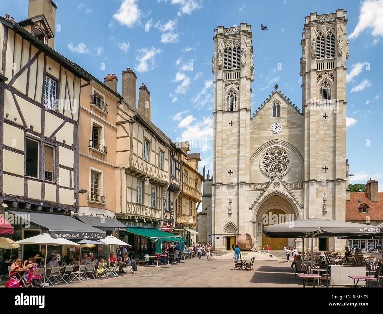 St Vincents Kathedrale und Französischen Cafe Kultur in Place St Vincent, Chalon sur Saone, Burgund, Frankreich, Europa. Viele Menschen sind Mahlzeiten im Freien. Stockfoto