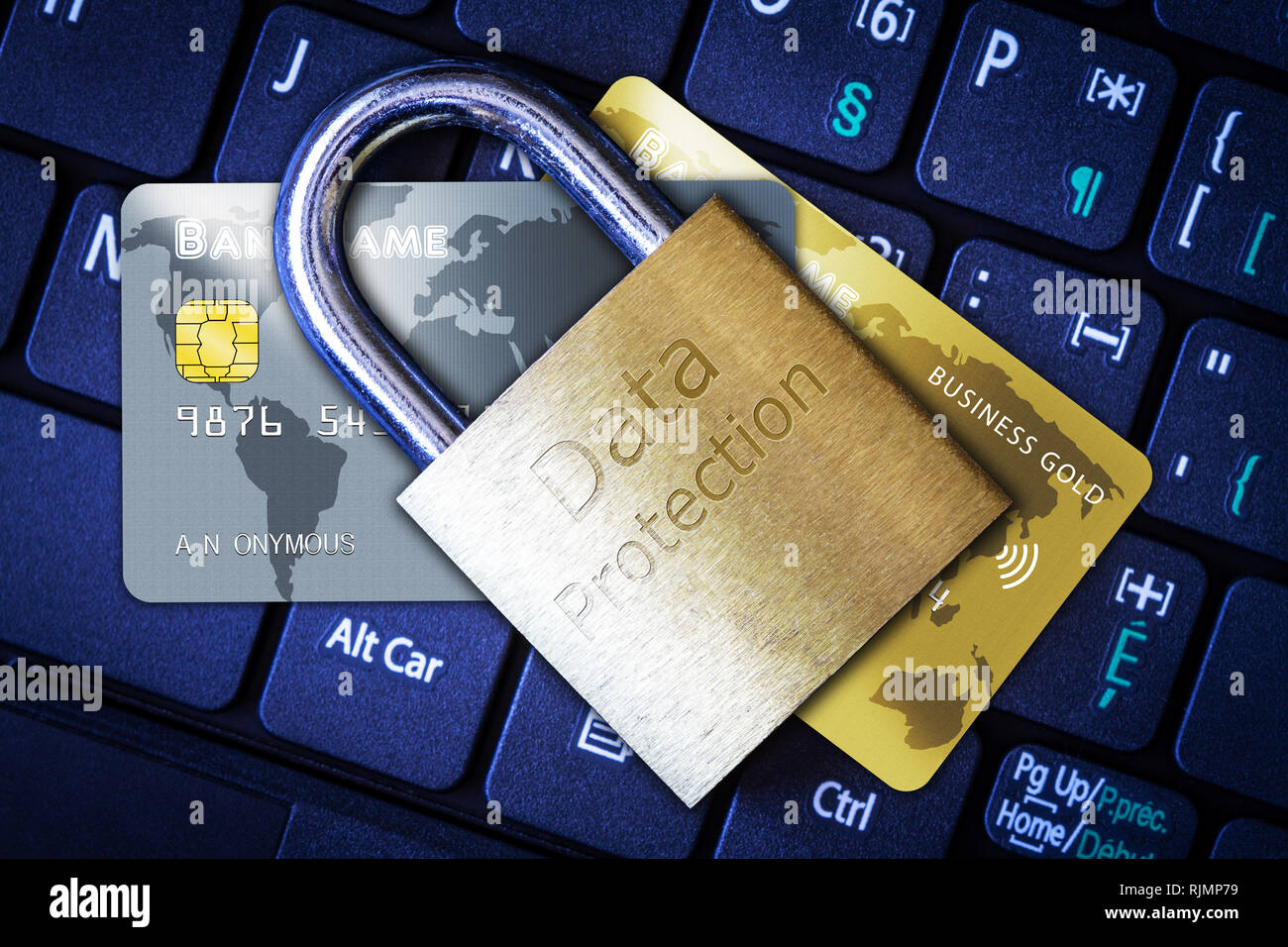 Goldene Vorhängeschloss auf Kredit- oder EC-Karten auf dem Computer Tastatur. Konzept der Internet Security, Datenschutz, Computerkriminalität Verhinderung für online shop Stockfoto