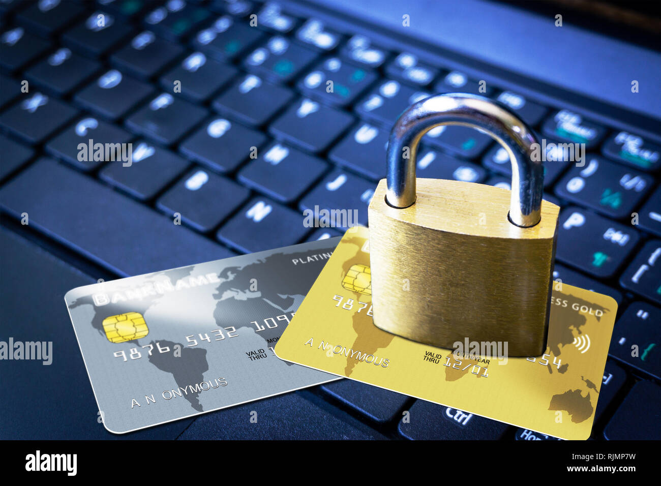 Goldene Vorhängeschloss auf fiktiven Kreditkarten auf der Computertastatur. Konzept der Internet Security, Datenschutz, Computerkriminalität Verhinderung für online Sh Stockfoto
