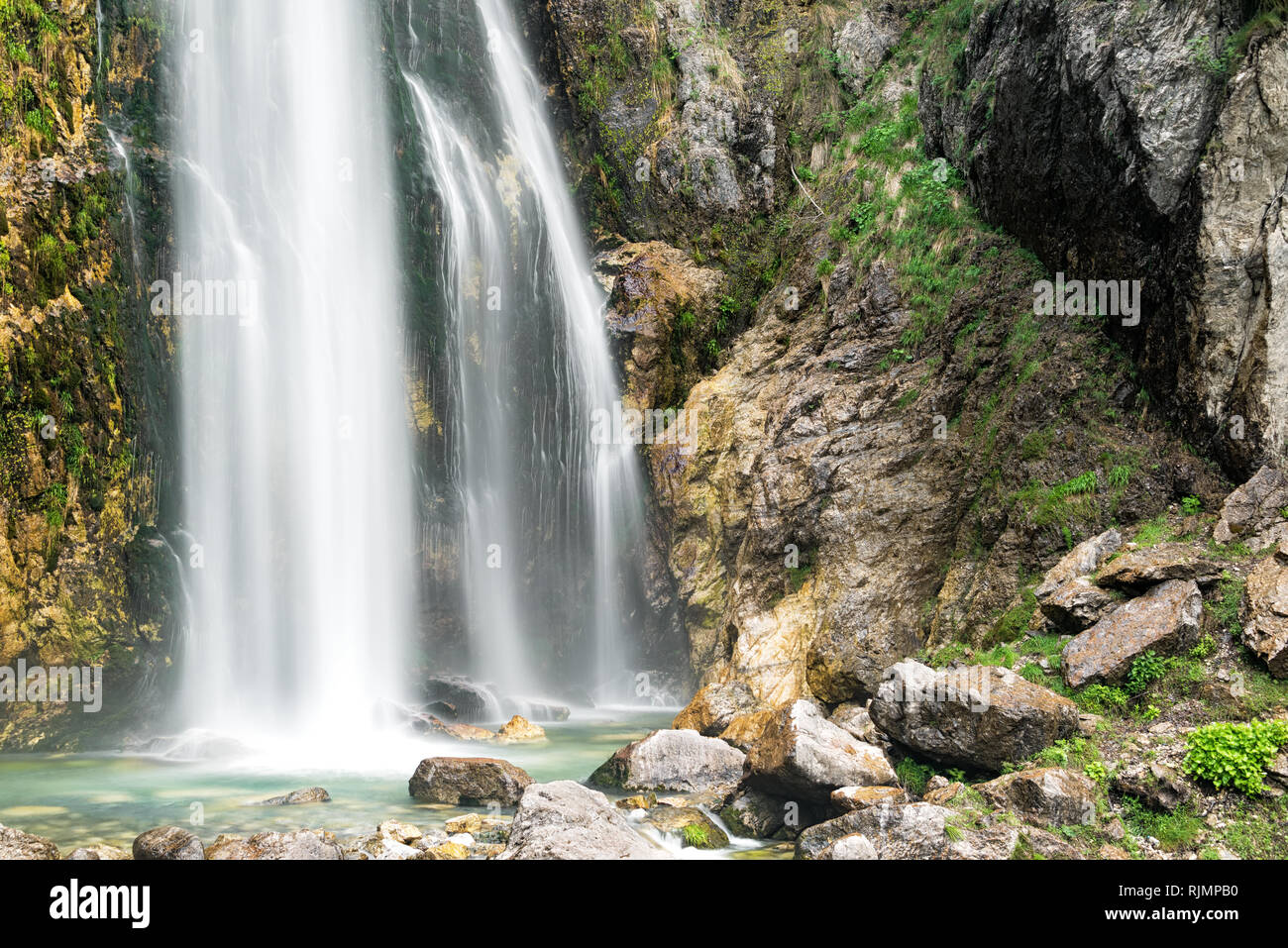 Blick von der schönen Grunas Wasserfall in der Nähe des Dorfes Theth, Albanien Stockfoto