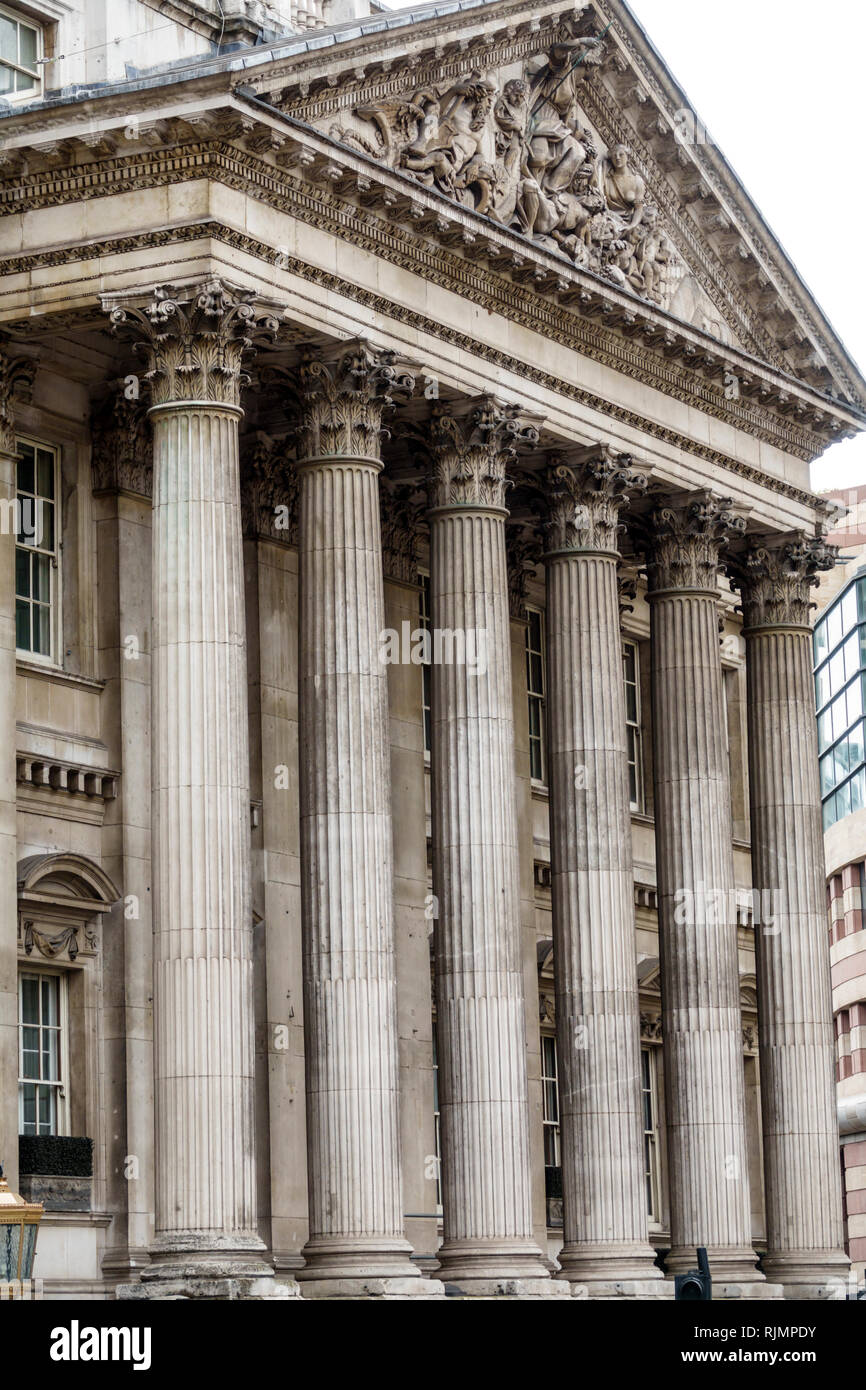 Vereinigtes Königreich Großbritannien England Finanzzentrum der Stadt London Centre Royal Exchange Gebäude außerhalb Außenportikus korinthische Säulen Stockfoto