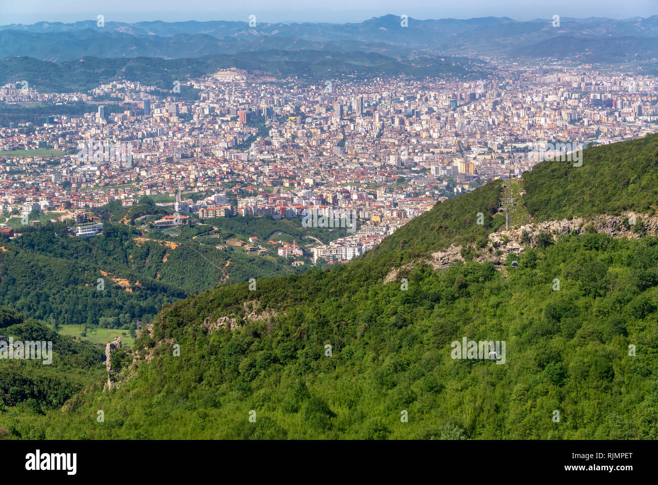 Stadtbild Blick von Tirana, Albanien als aus der Dajti Express gesehen Stockfoto