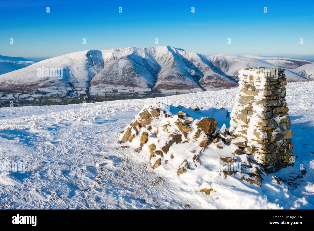 Die Kanten von Blencathra, ein Berg im Nationalpark Lake District, Cumbria, UK., im Winter Schnee von Clough Head gesehen Stockfoto