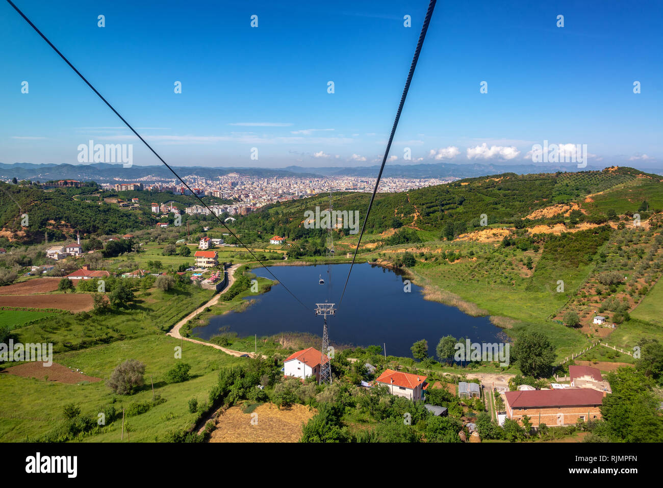 Ländliche Landschaft mit Tirana, Albanien im Hintergrund Stockfoto