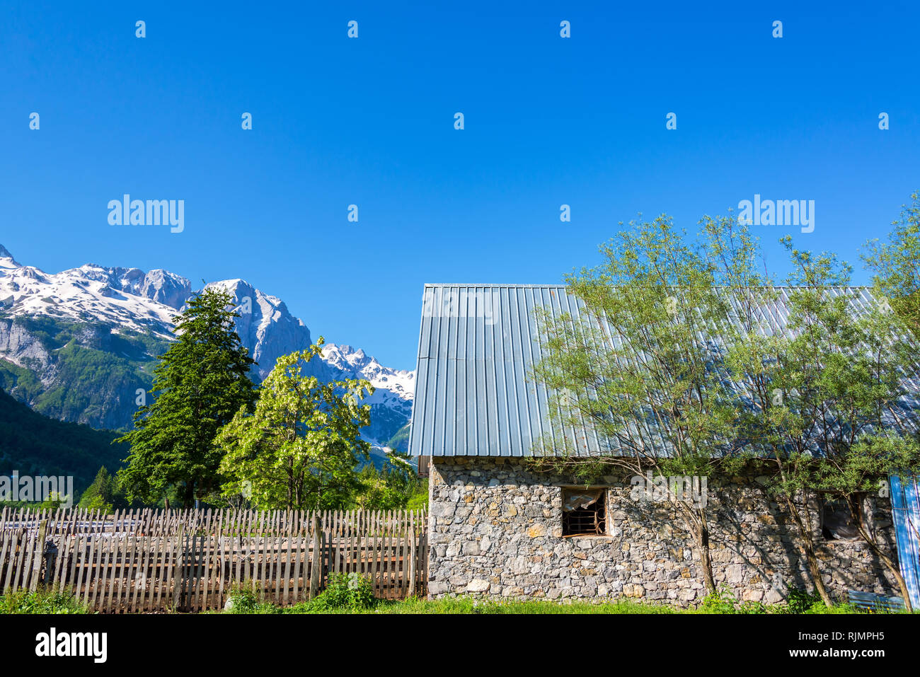 Alte Scheune Valbona, Albanien mit der Albanischen Alpen steigt im Hintergrund Stockfoto