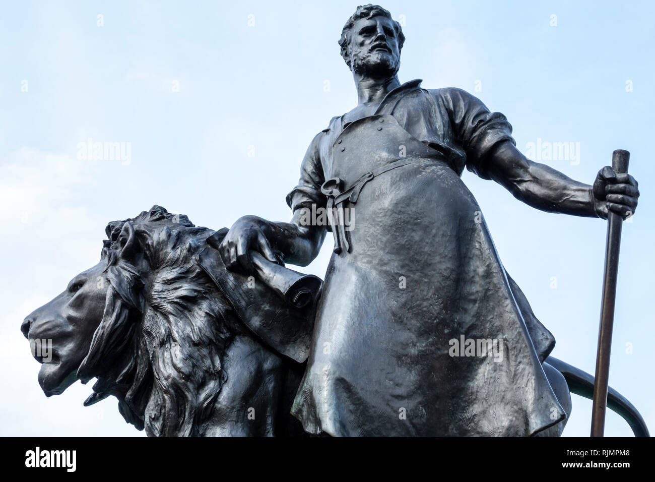 Vereinigtes Königreich Großbritannien England London Westminster Victoria Memorial denkmal Skulptur Bronze lion Herstellung männliche Figur Schmied Stockfoto