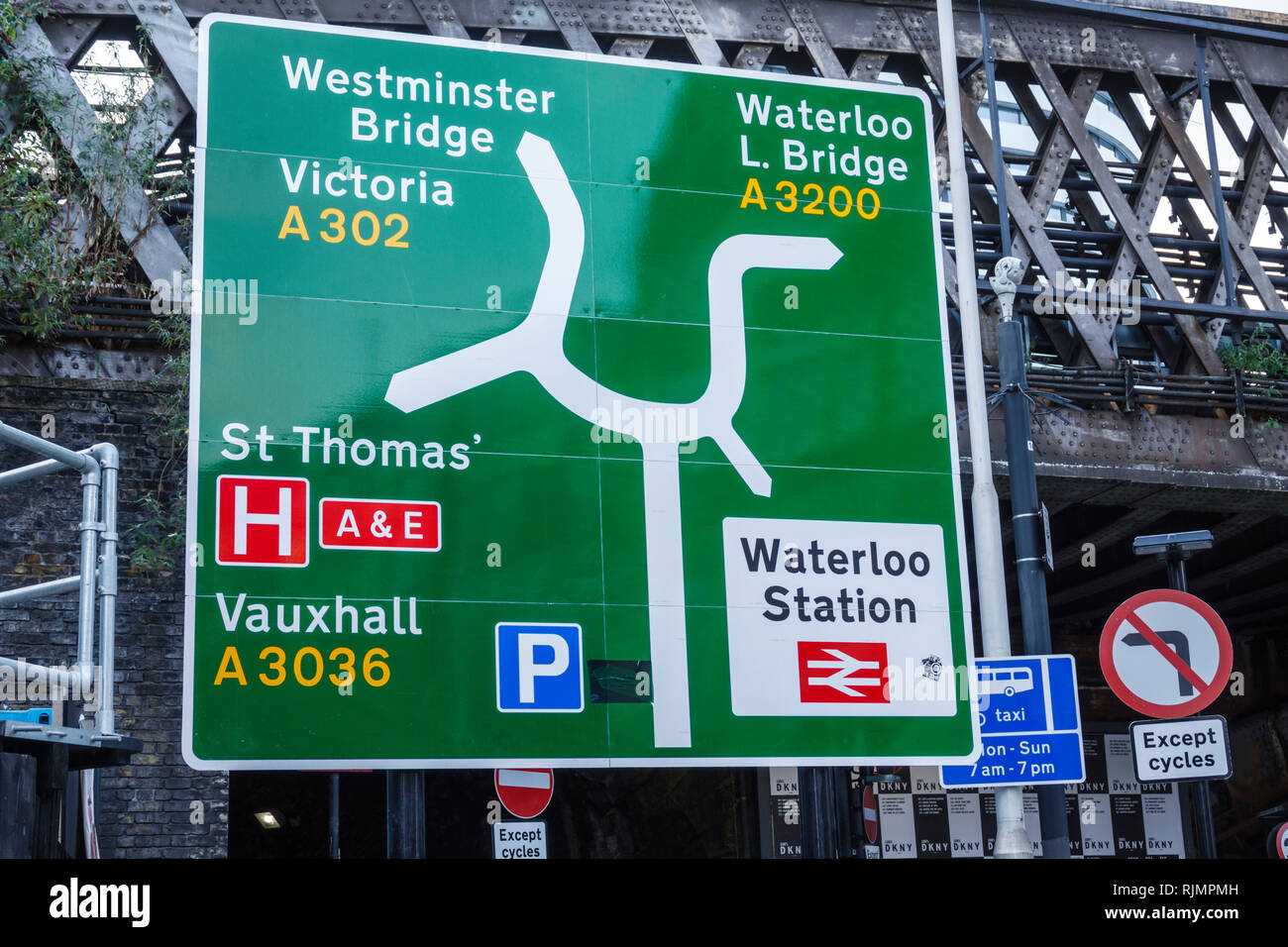 Vereinigtes Königreich Großbritannien England London Lambeth South Bank Waterloo Straßenkarte Richtungsverkehr Straßenschild Sightseeing Besucher Reisen tra Stockfoto