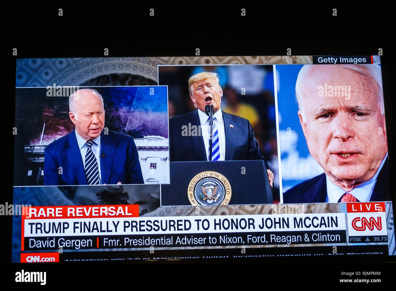 Vereinigtes Königreich Großbritannien England London TV Screen Shop CNN schlagzeile trump McCain Beerdigung ehrt Kontroverse David Gergen Stockfoto