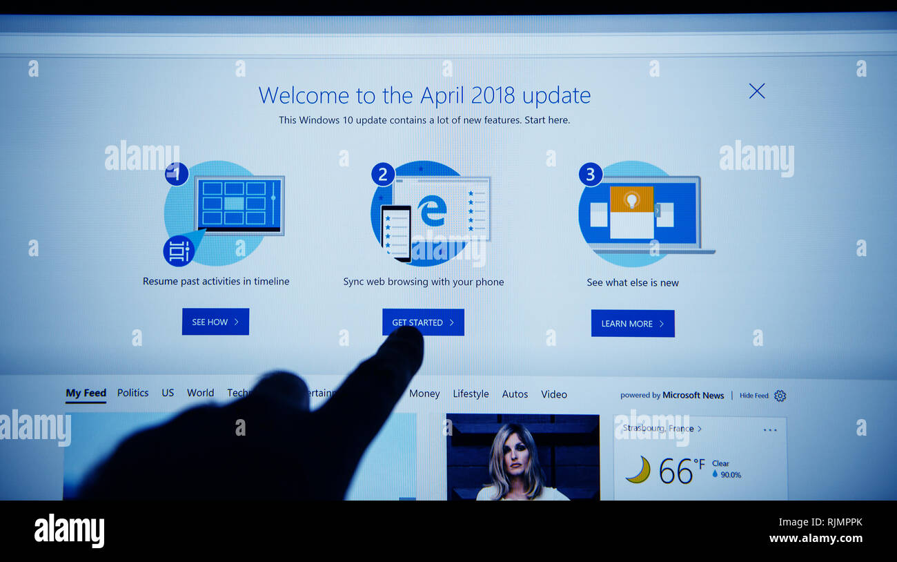 PARIS, Frankreich - May 23, 2018: der Mensch hand pov auswählen auf dem Bildschirm die Schaltfläche im April Schöpfer Aktualisierung der Microsoft Windows 10-Betriebssystem gestartet Stockfoto