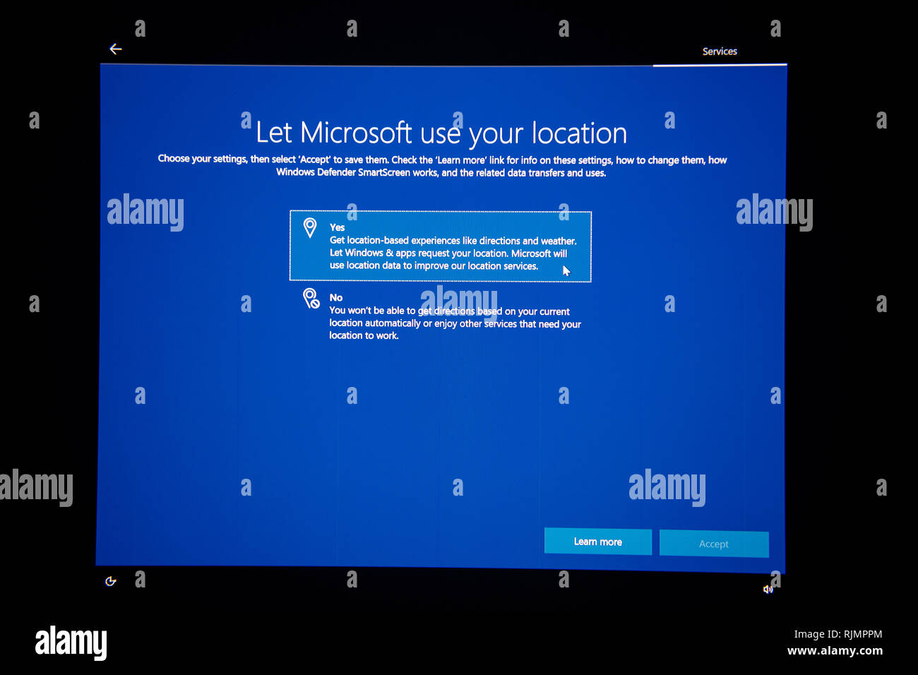 LONDON, VEREINIGTES KÖNIGREICH - May 23, 2018: Digitale Touchscreen, nachdem Microsoft Windows Update Installation und Aktivierung auf einem neuen PC Workstation - Lassen Microsoft ihre Position verwenden Stockfoto