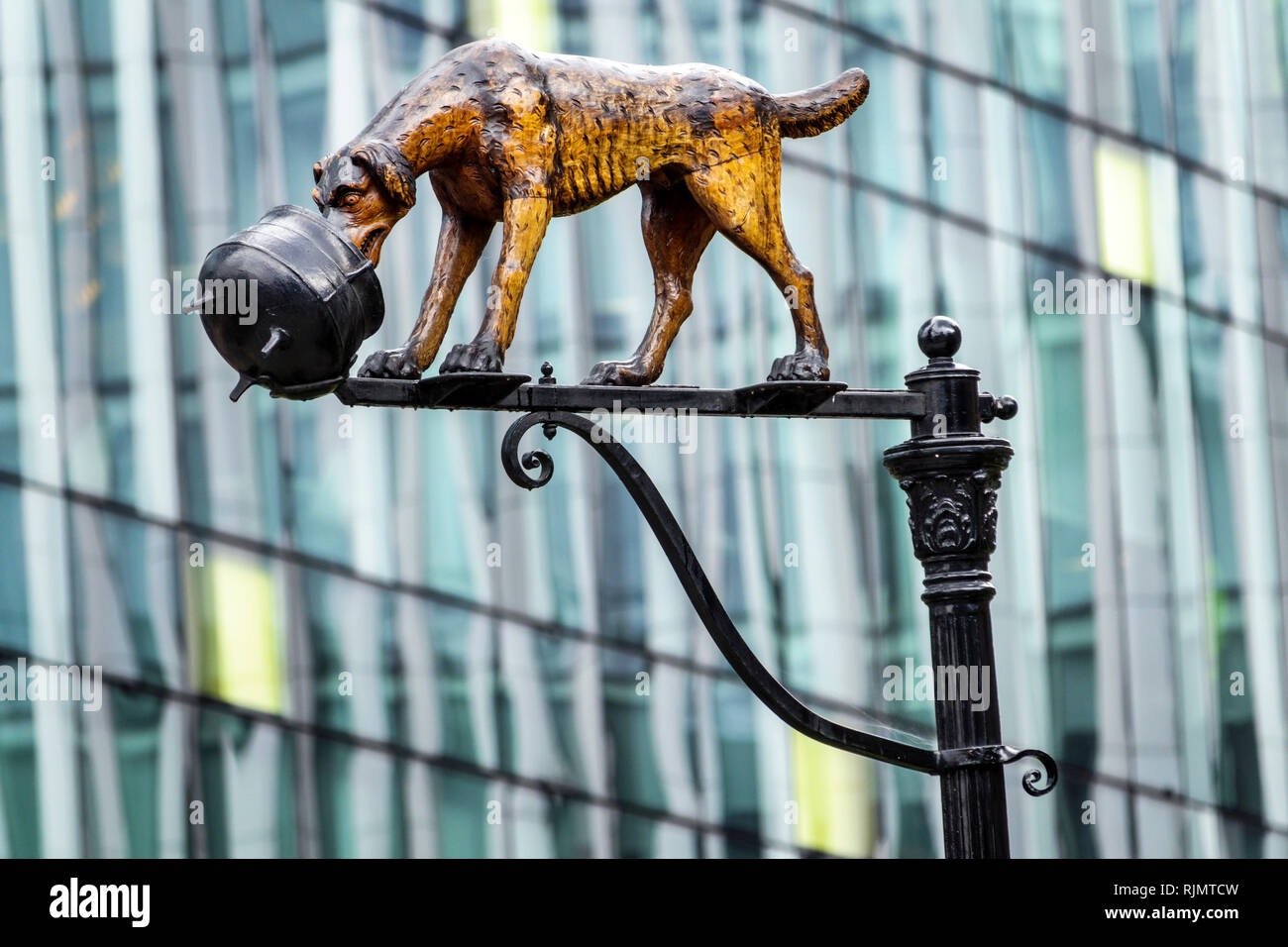 London England Vereinigtes Königreich Großbritannien Southwark Blackfriars Road Charles Dickens Dog and Pot Sculpture Sightseeing Besucher reisen Stockfoto