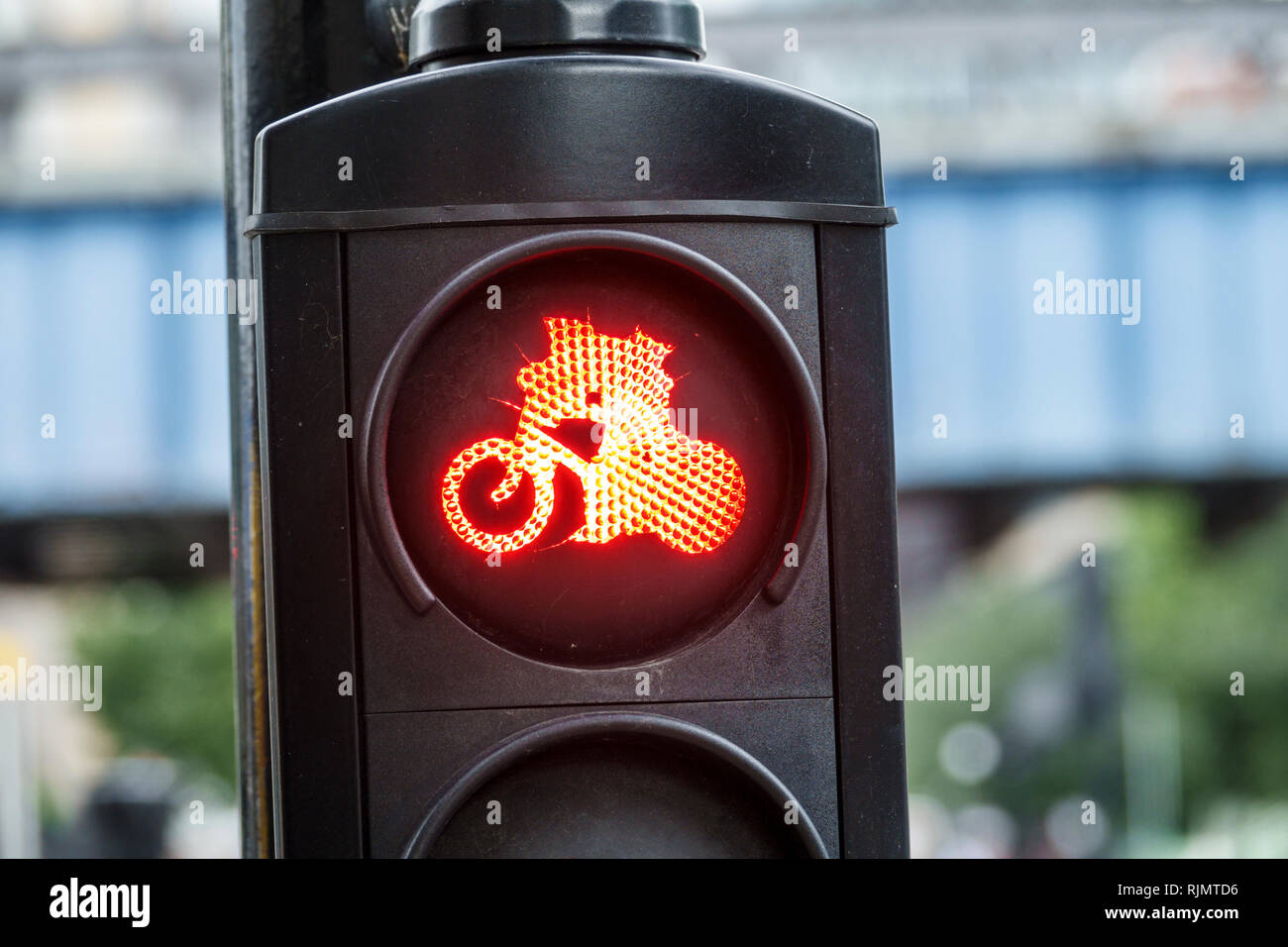 London England Vereinigtes Königreich Großbritannien Southwark Blackfriars Road gewidmet Geschützte Fahrradspur über Ampel grünen Transport Stockfoto