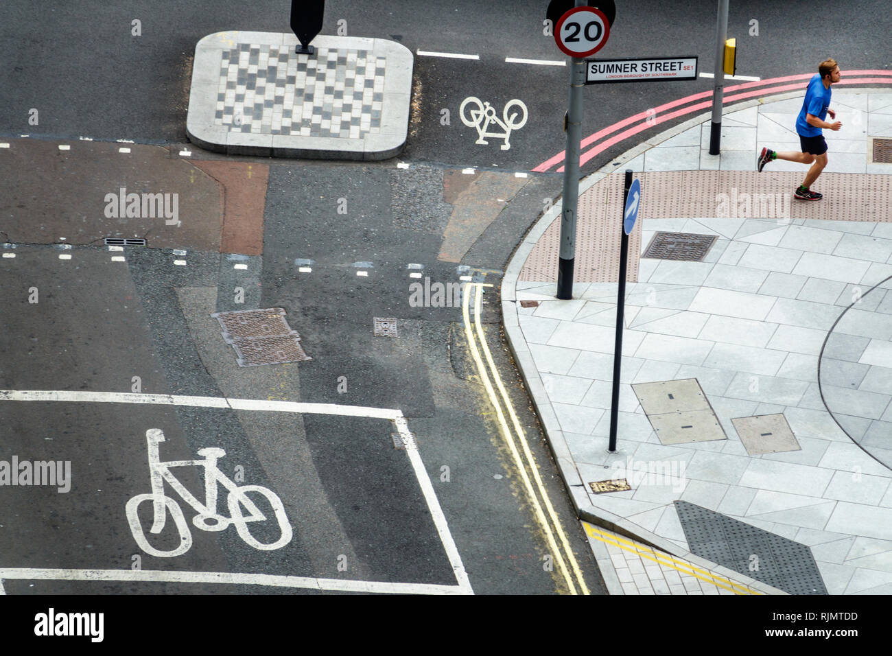 London England Vereinigtes Königreich Großbritannien Southwark Bankside Sumner Street Gemeinsame Fahrradspur Bürgersteig lackiert Schild Straße Markierung Kreuzung Stockfoto