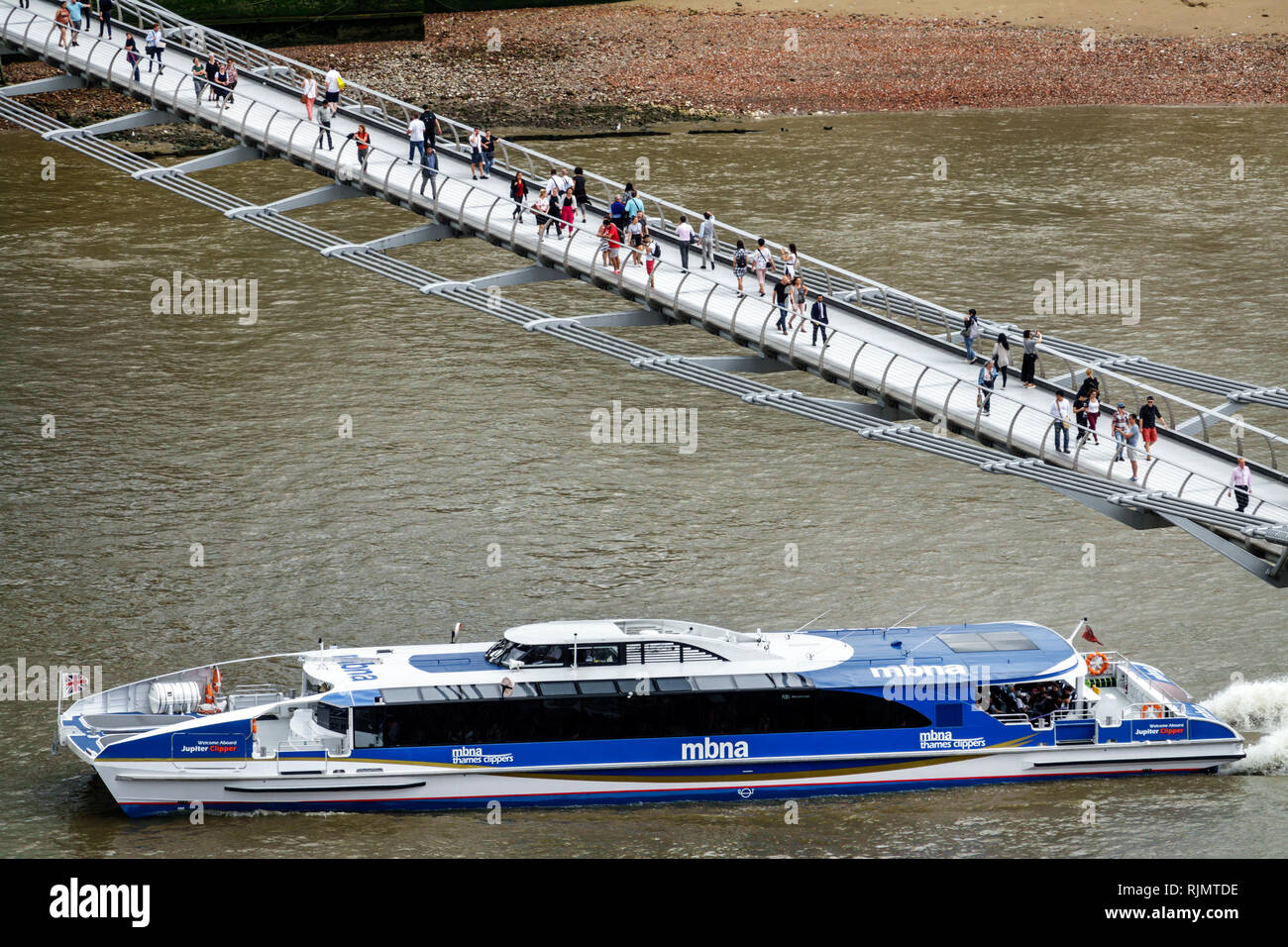 London England Vereinigtes Königreich Großbritannien Themse Millennium Bridge Hängebrücke Fußgänger überqueren Fluss Bus Boot Service Stockfoto