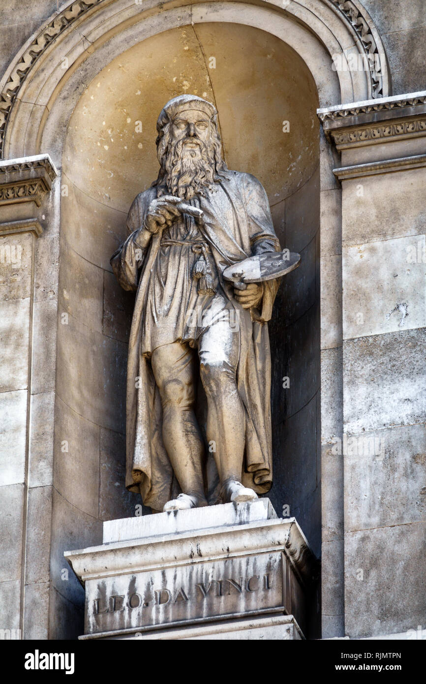 London England Vereinigtes Königreich Großbritannien Mayfair Piccadilly Burlington House Königliche Akademie der Künste Hof Statue Skulptur Leonardo D Stockfoto