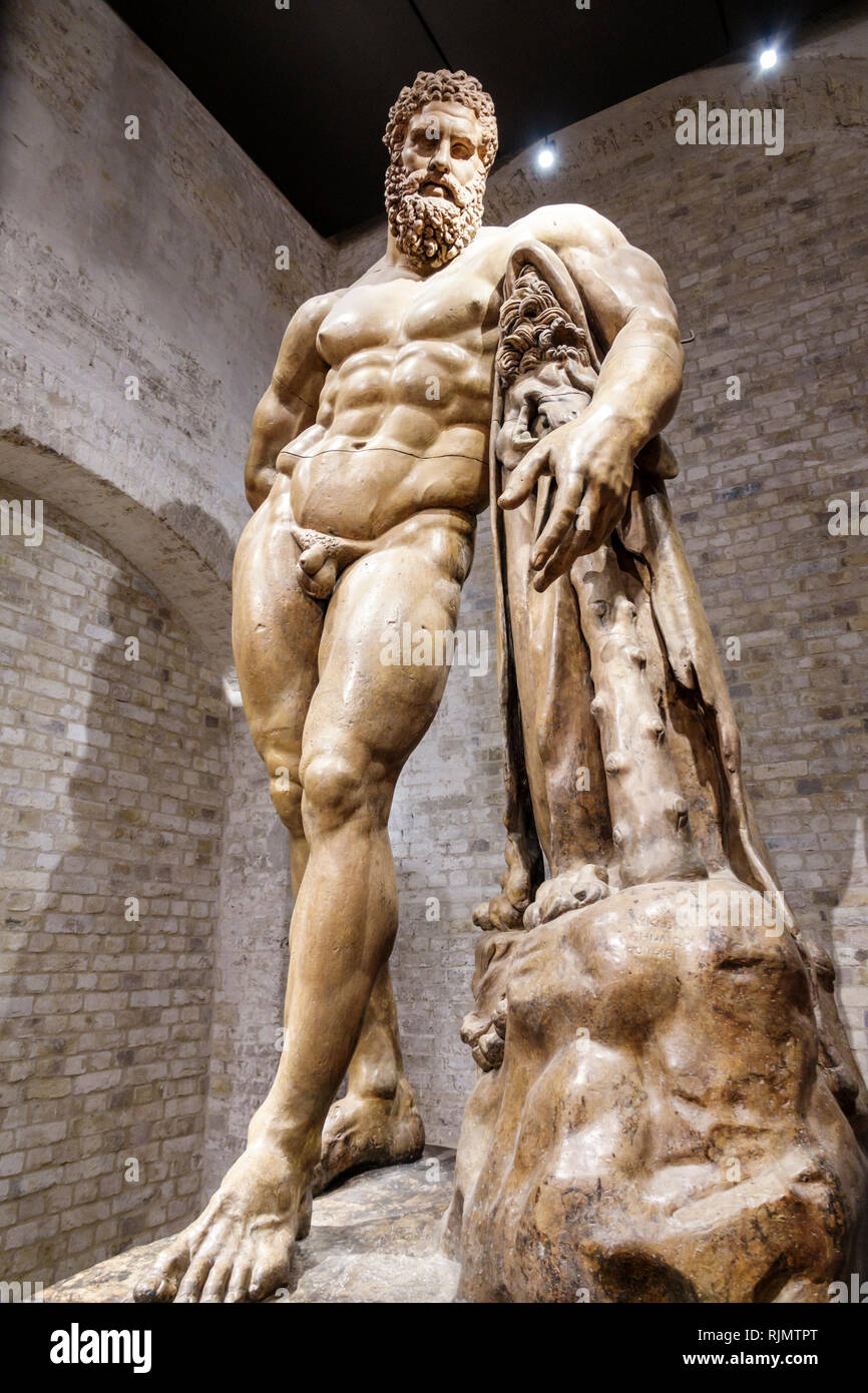 London England Vereinigtes Königreich Großbritannien Mayfair Piccadilly Burlington House Royal Academy of Arts Skulptur Farnese Herkules Gips cas Stockfoto