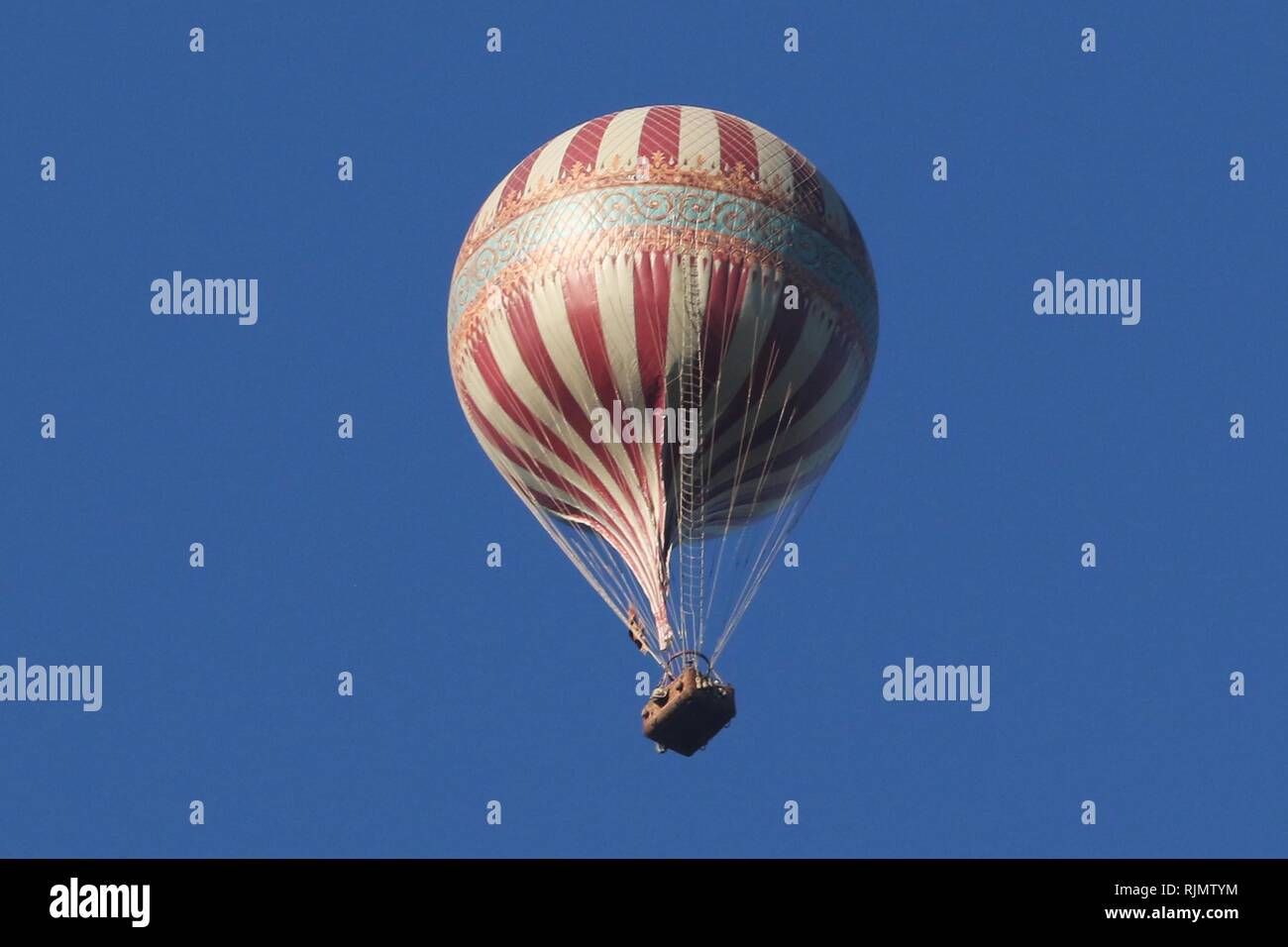 Ein ungewöhnlicher Anblick in Gloucestershire, ein Vintage Ballon flog  über, während sie von einem Hubschrauber für den neuen Amazon Film "Die  Aeronauts" in der Hauptrolle verfilmt Stockfotografie - Alamy