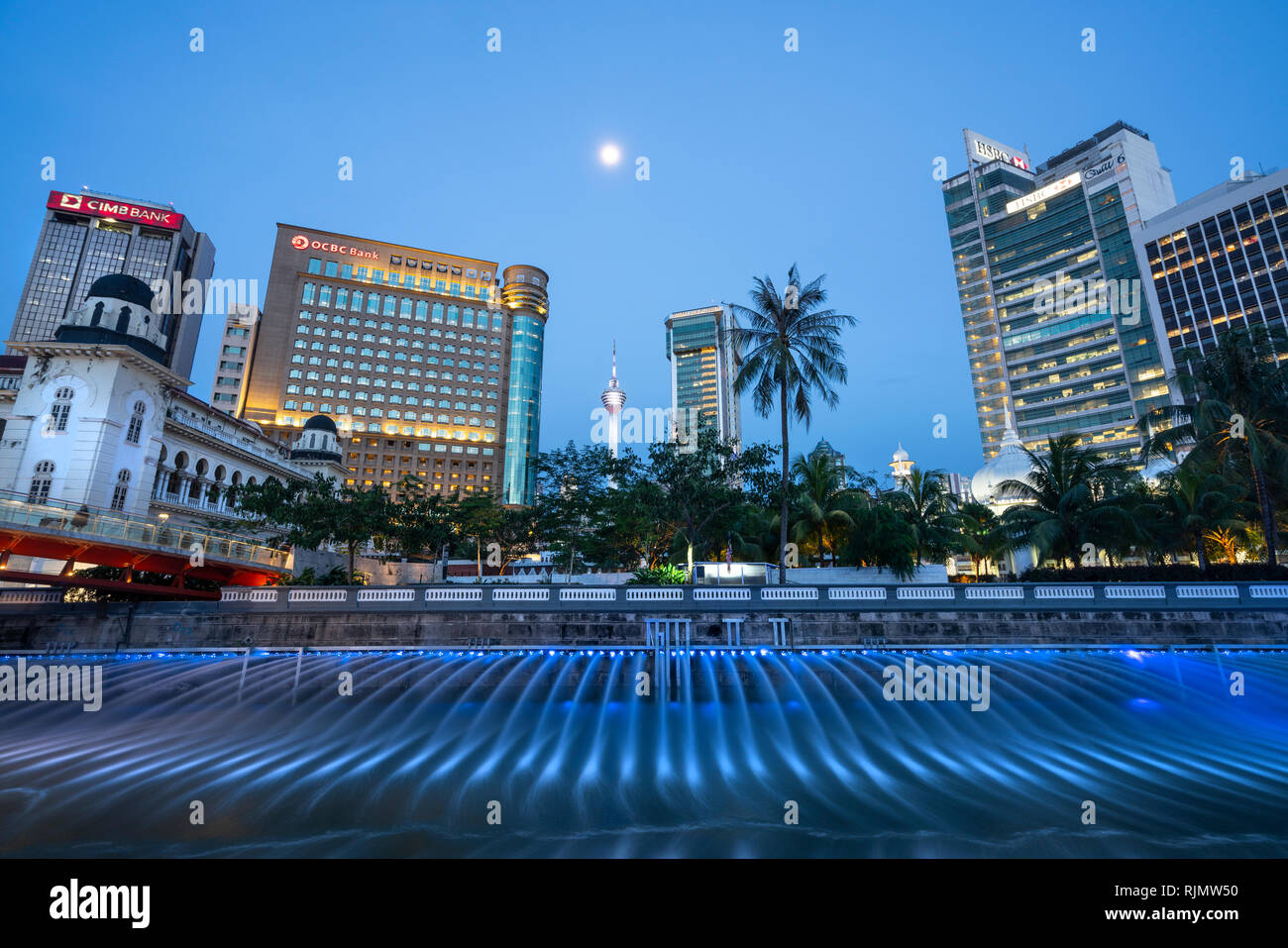 Wasser Spiele mit Springbrunnen auf dem Klang Fluss in Kuala Lumpur, Malaysia Stockfoto