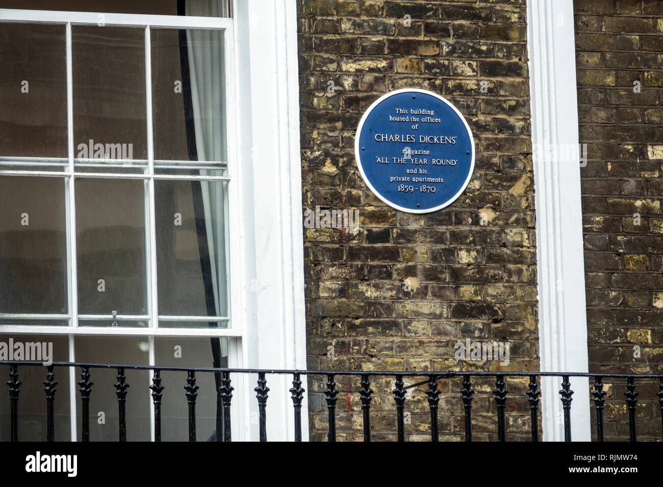London England Vereinigtes Königreich Großbritannien Westminster Wellington Street Blue Plaque historische Marker Charles Dickens das ganze Jahr über li Stockfoto