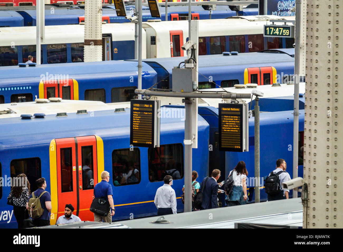 London England Vereinigtes Königreich Großbritannien Lambeth South Bank Waterloo Bahnhofszüge Bahnhofsgebäude Bahnsteige Nationales Schienennetz Stockfoto