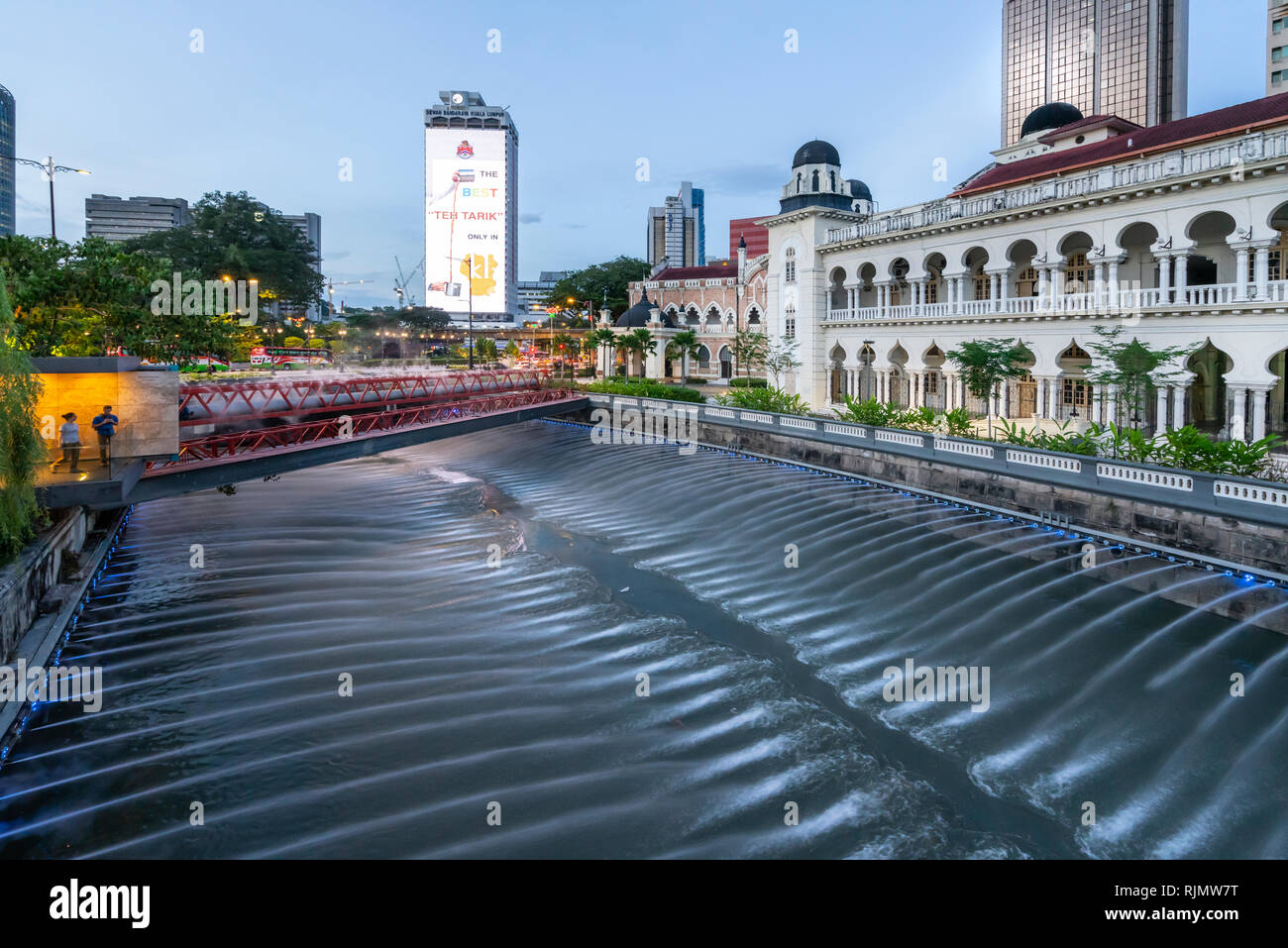 Wasser Spiele mit Springbrunnen auf dem Klang Fluss in Kuala Lumpur, Malaysia Stockfoto