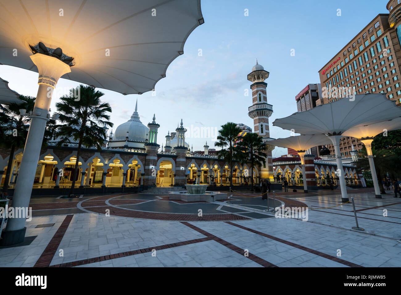 Ein Blick auf die Masjid Jamek Moschee bei Sonnenuntergang in Kuala Lumpur, Malaysia Stockfoto