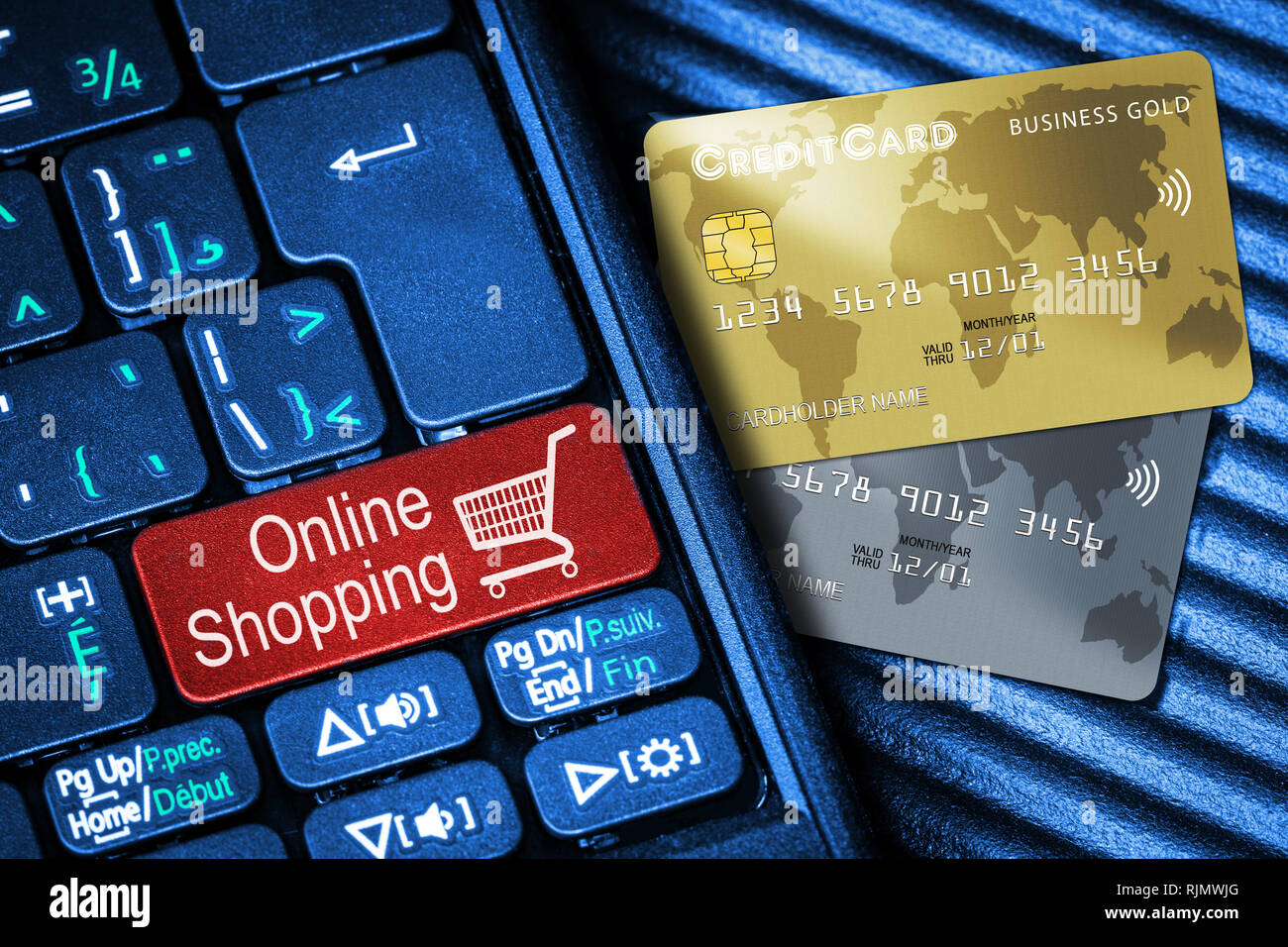 In der Nähe von Computer Laptop Tastatur auf generische Kreditkarten mit roter Taste Online Shopping Konzept. Idee zum Shopping im Internet und Datenschutz, Secu Stockfoto