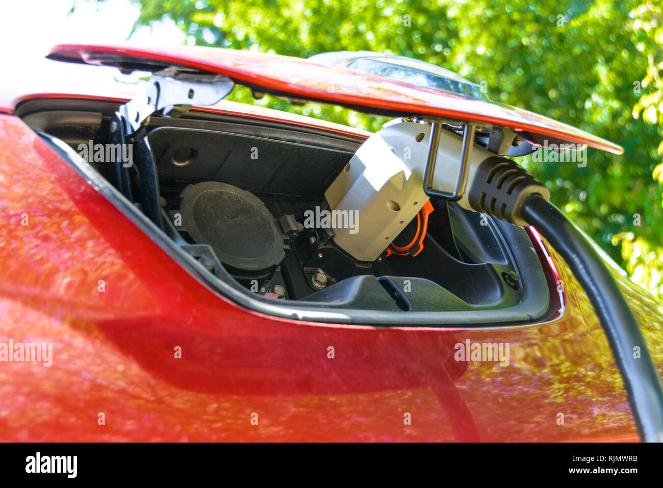 Das Laden von Elektrofahrzeugen. EV Öffnung und schnellen Ladebuchse. Stockfoto