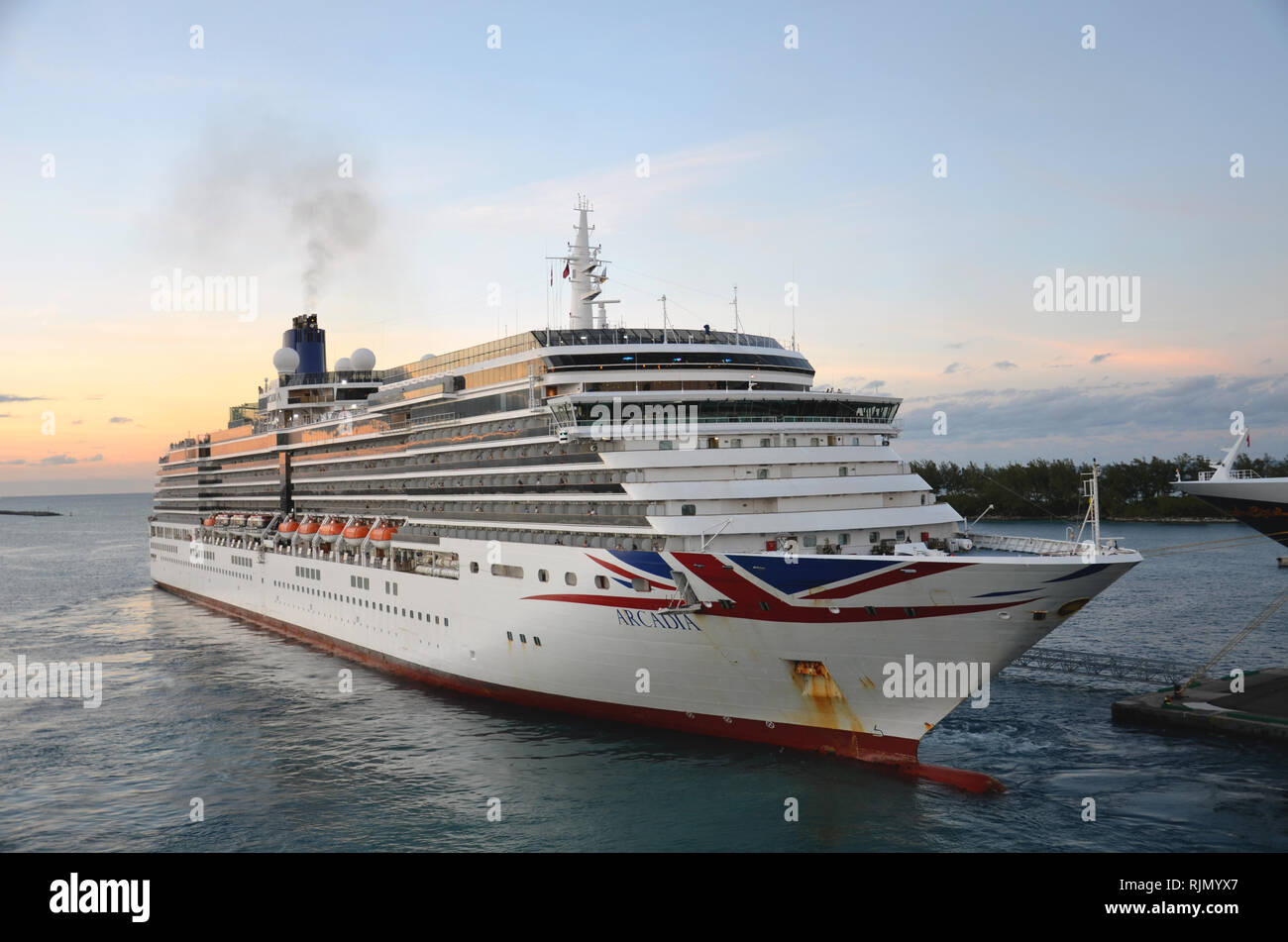 Arcadia Kreuzfahrtschiff verlässt Nassau Bahamas Stockfoto