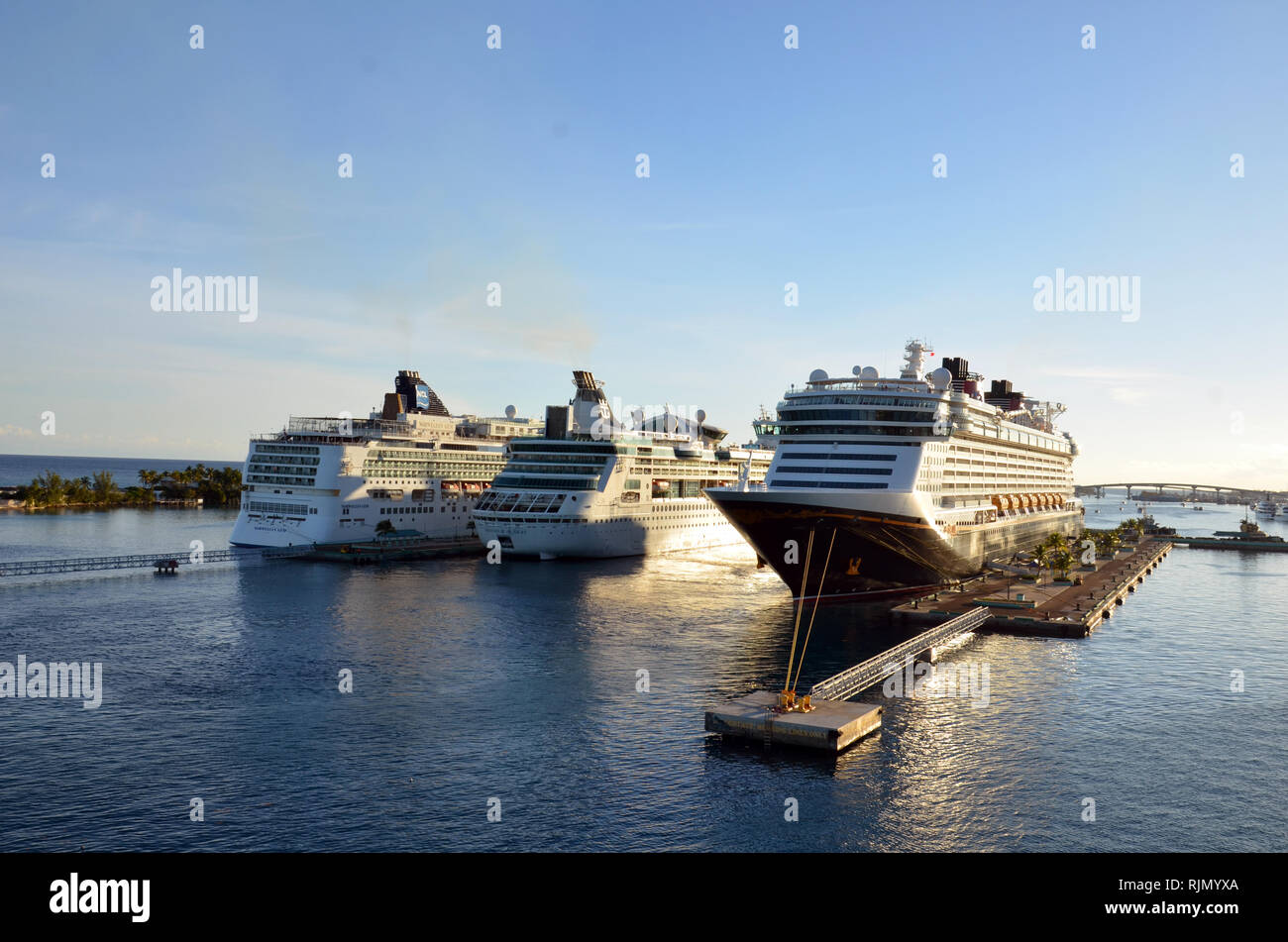 Kreuzfahrtschiffe in den Bahamas angedockt Stockfoto