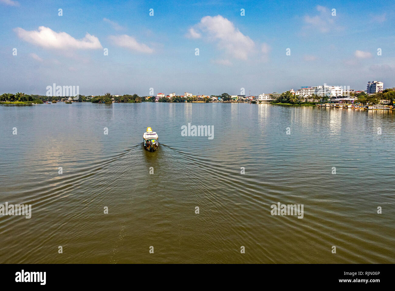 Kommerzielle, private und Tour Boote auf den Perfume River Hue Vietnam Stockfoto