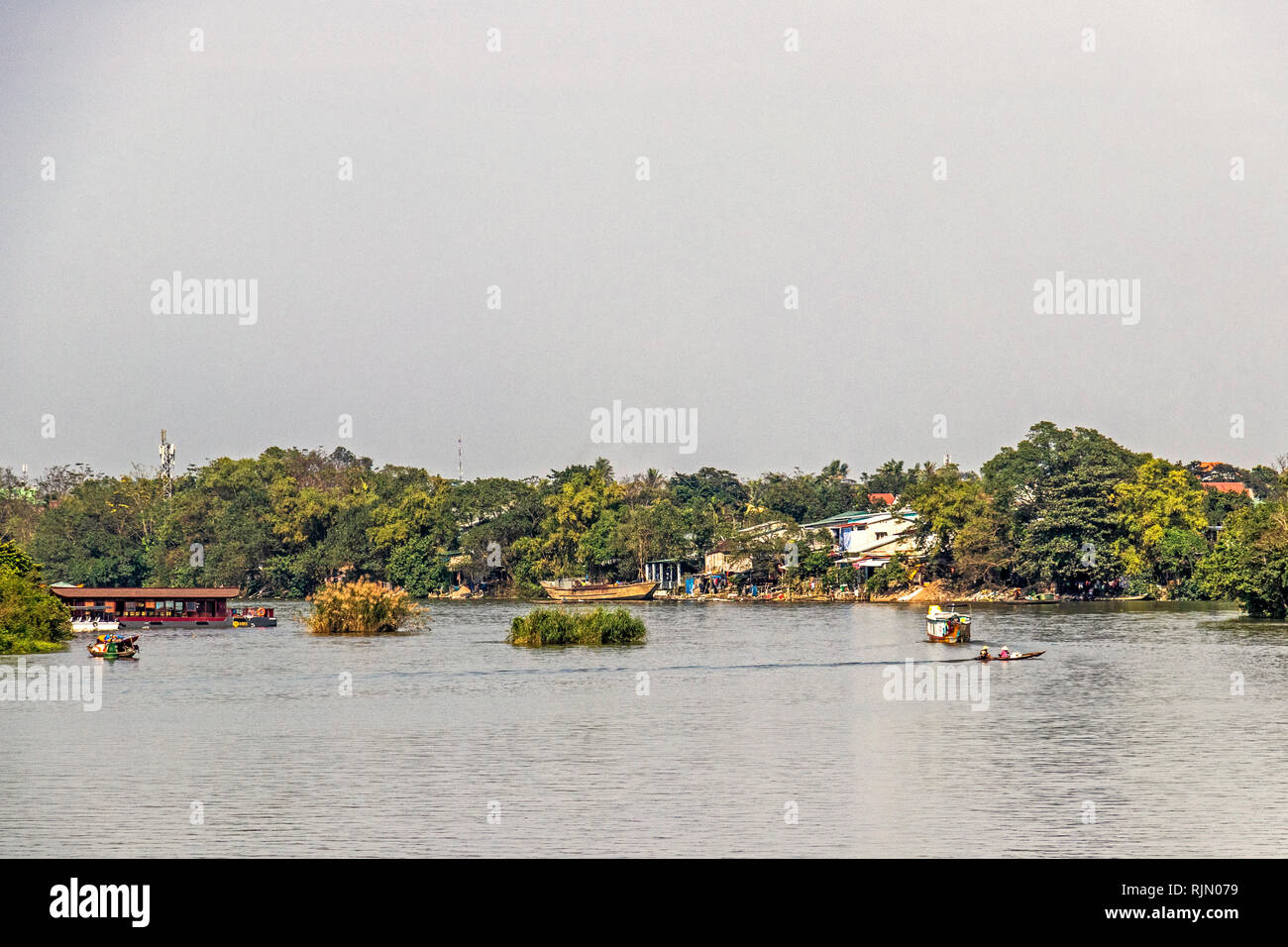 Kommerzielle, private und Tour Boote auf den Perfume River Hue Vietnam Stockfoto