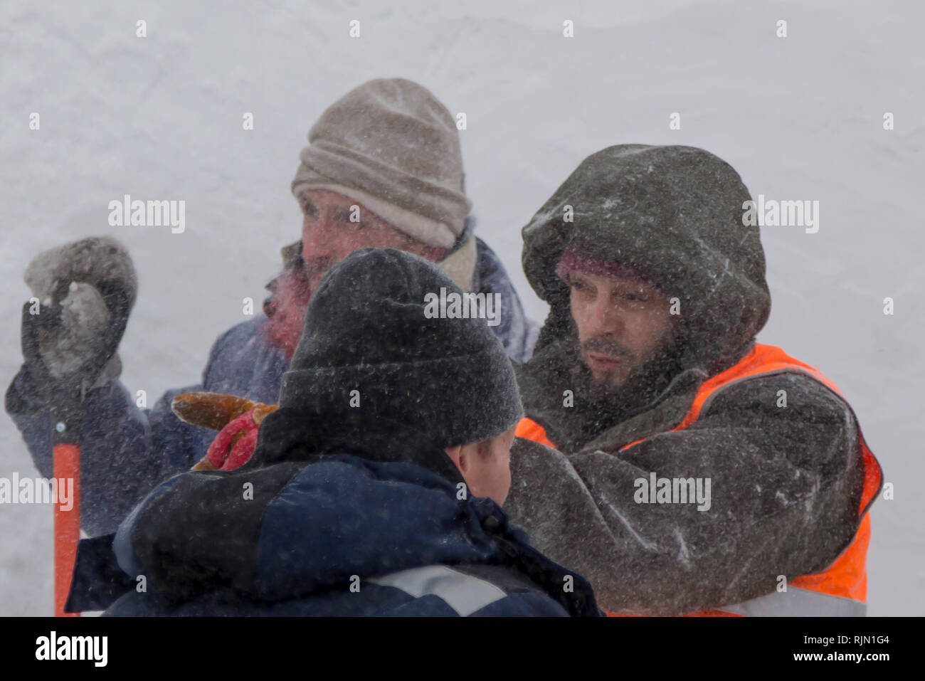 Arbeitnehmer Schnee in einem Blizzard im manuellen Schaufeln entfernen Stockfoto
