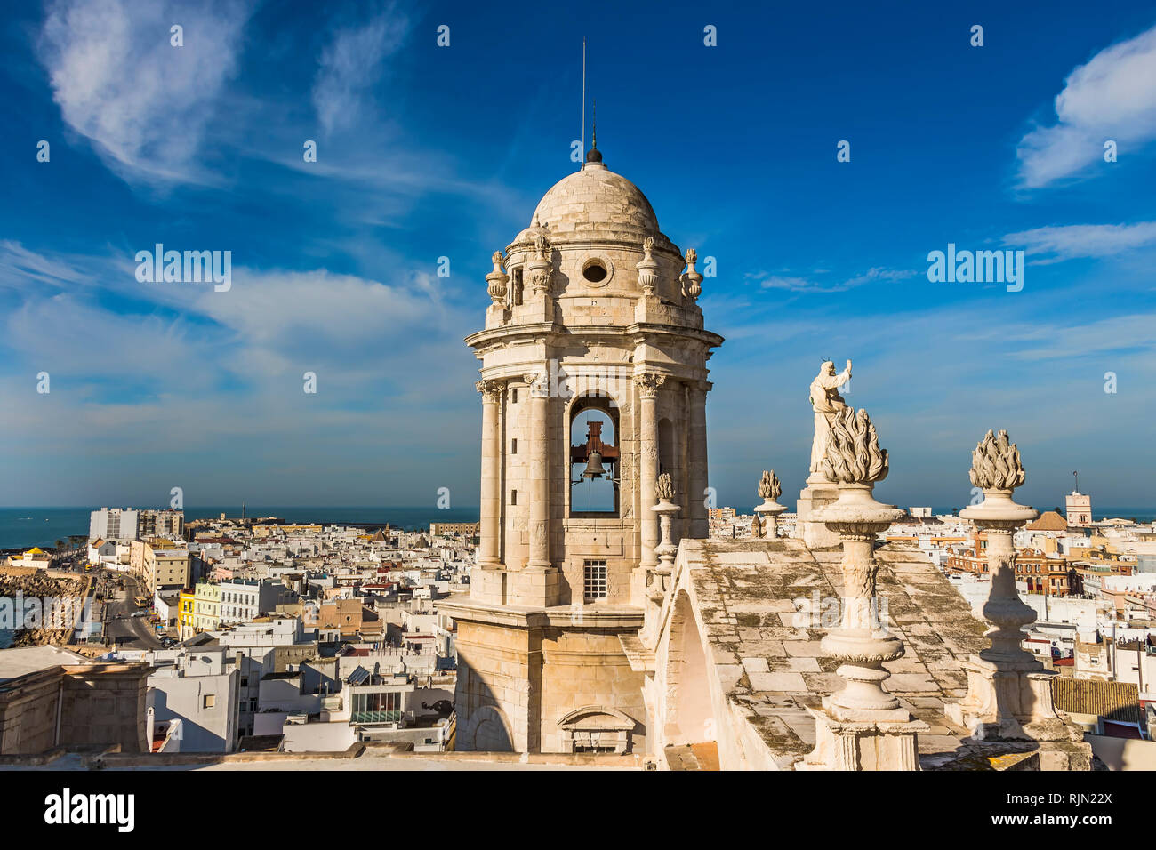 Glockenturm der Kathedrale von Cadiz und Luftaufnahme der Western City und die Bucht von Cadiz im Hintergrund Stockfoto