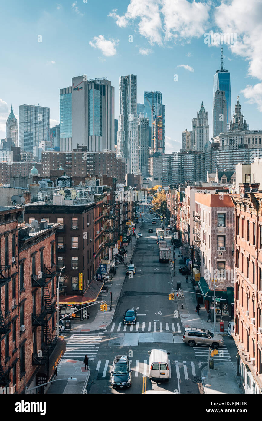 Stadtbild Blick auf die Skyline der Lower East Side und Financial District, von der Manhattan Bridge in New York City Stockfoto