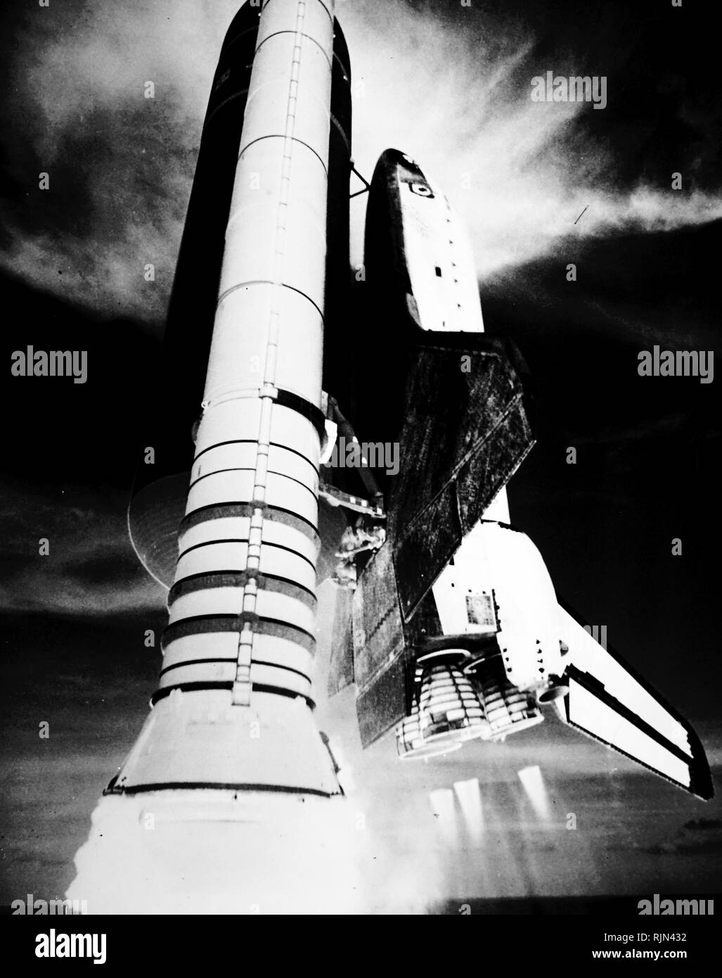 Nur wenige Minuten nach dem Einschalten der Zündung, das Space Shuttle Challenger, zu seinen beiden Solid Rocket Booster und einen externen Kraftstofftank verpaart, steigt in Richtung auf eine einwöchige Mission in der Erdumlaufbahn. Hinweis Der diamant Schock Wirkung in der Nähe der drei Motoren. Start ist um 17:00 Uhr (EDT), Juli, 29,1985. Stockfoto