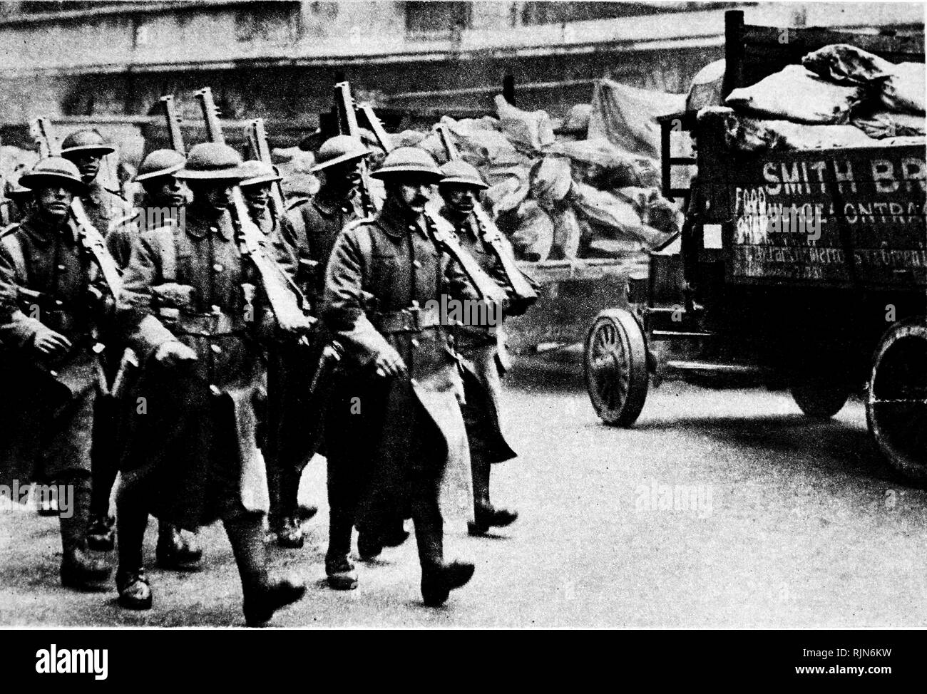 Der Generalstreik, London, 1926. Militärische Wachen für die Nahrungsmittelhilfe Stockfoto