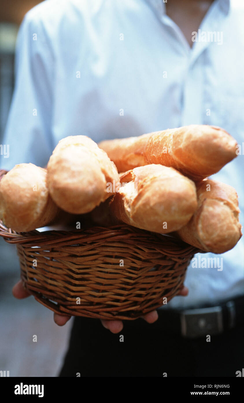 Frisches Baguette am Morgen im Hotel de L'Orient in Pondicherry, einer ehemaligen französischen Kolonie in der Nähe von Chennai in Südindien. Home zu einer erheblichen expatria Stockfoto