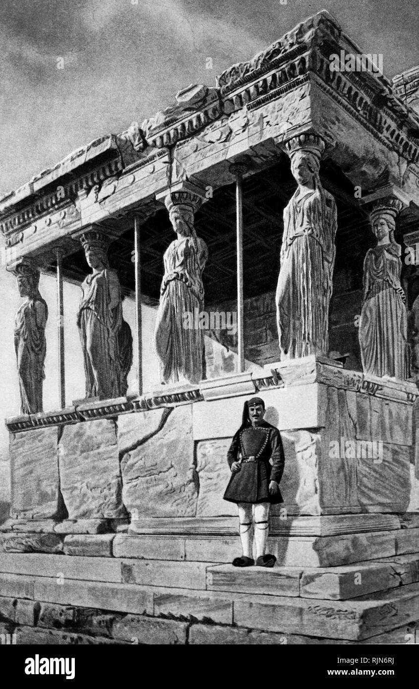 Abbildung: das antike Athen. Das Erechtheion auf der Akropolis in Athen steht, wurde zu Ehren des griechischen Helden Erechtheus gebaut und enthalten ein Bild von Pallas Athene, Hüterin der Stadt. Es ist ein Gebäude von großer Schönheit, und es steht noch immer, obwohl es auch vor über 2000 Jahren gebaut wurde. Hier sehen wir die bemerkenswerte Veranda, durch sechs weiblichen Figuren oder Karyatiden unterstützt wie sie genannt werden, statt der normalen Säulen. Stockfoto