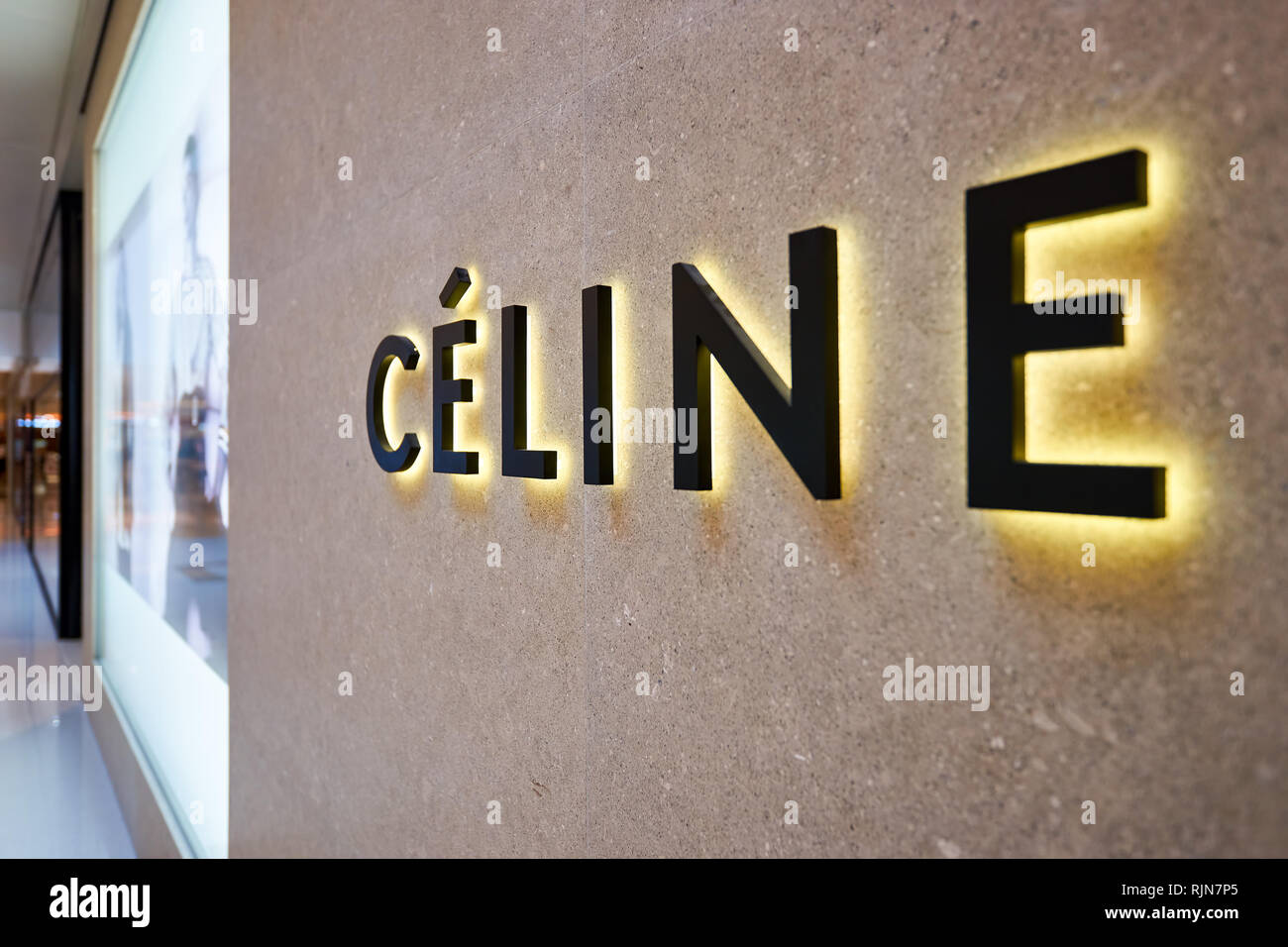 Hongkong - Januar 26, 2016: logo Celine an der Wand Elemente Shopping Mall. Celine ist eine französische Ready-to-wear und Leder Luxusgüter Marke Stockfoto
