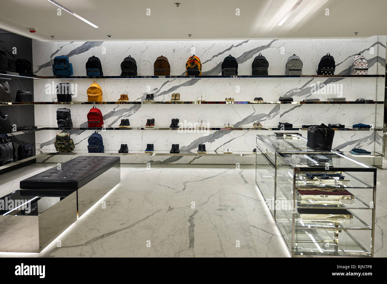 Hongkong - Januar 26, 2016: YSL Store unter Elemente Shopping Mall ...
