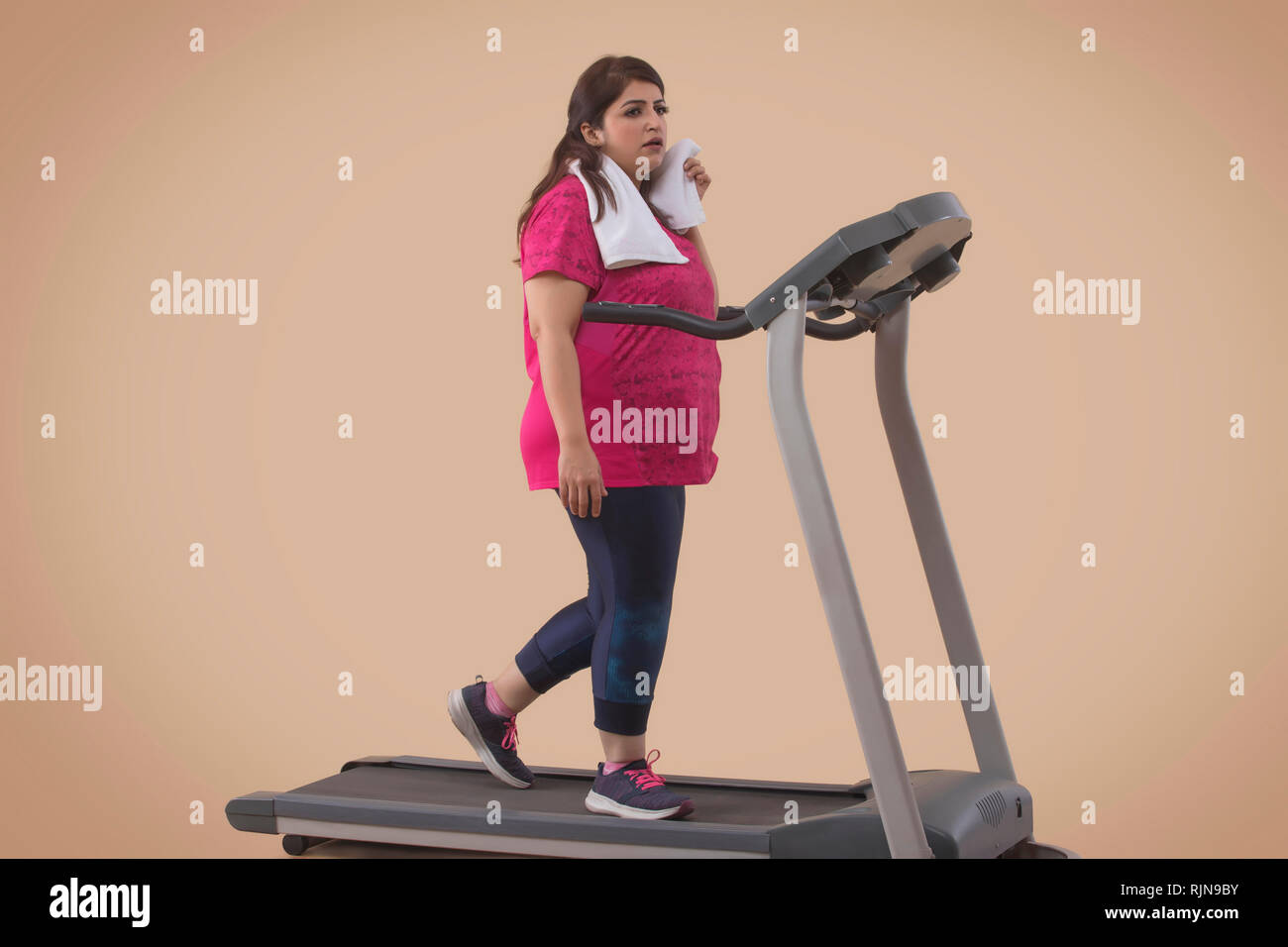 Fette Frau tun Übung auf Laufband im Fitnessstudio Stockfotografie - Alamy