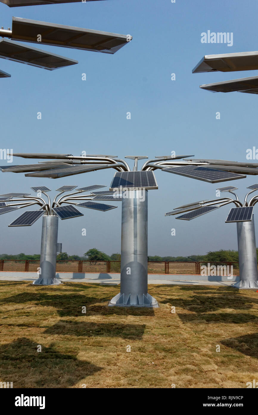 Solar Panel Bäume an der Nationalen Salz Satyagraha Memorial (durch PM Narendra Modi im Februar 2019 eröffnet), Dandi Strand, in der Nähe der Navsari, Gujarat, Indien Stockfoto