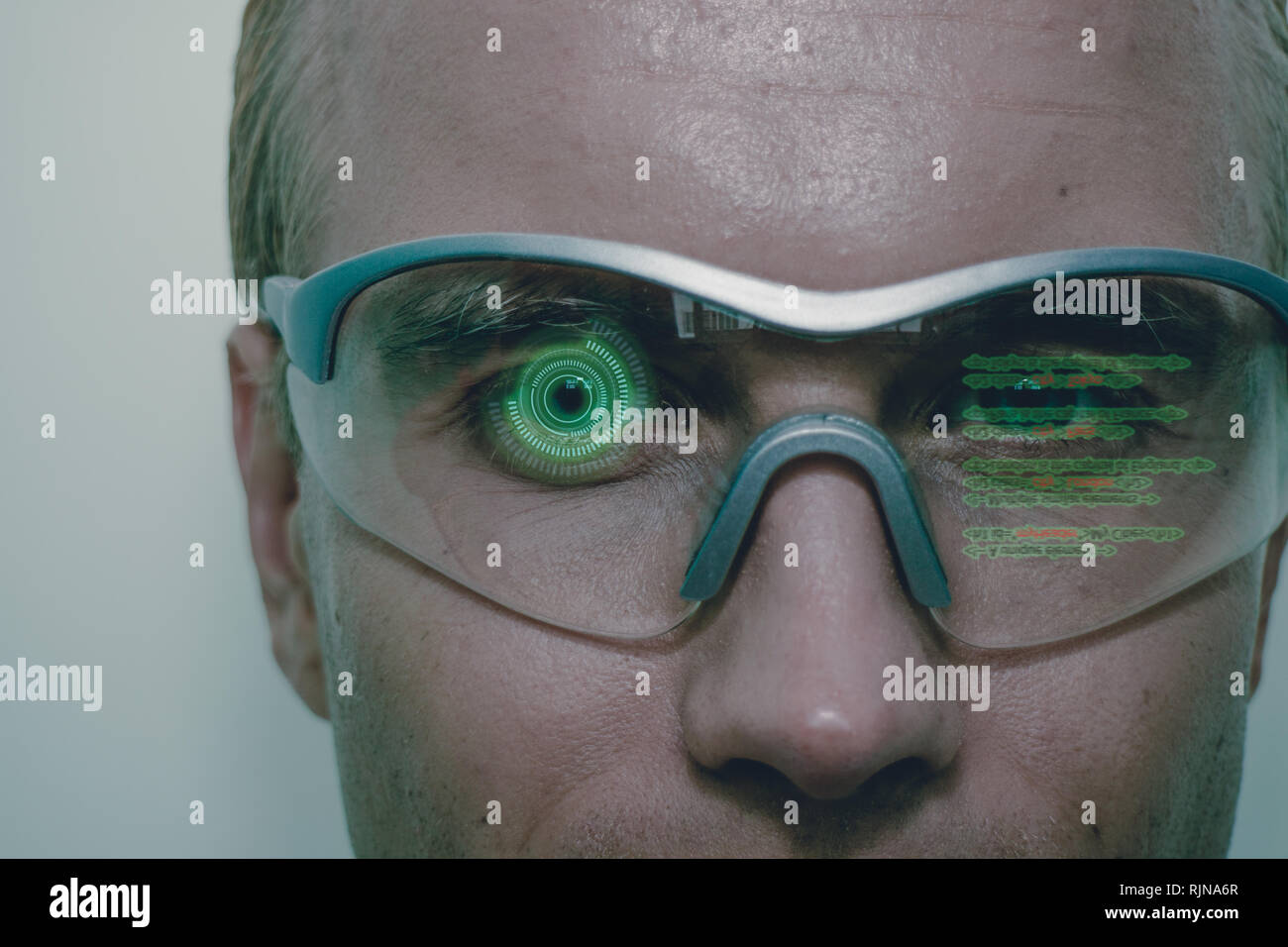 Smart Gläser futuristische Technologie Konzept, Mann tragen intelligente Brille mit Augmented Reality für das Management Field Service und Montage, im Lager als hinzufügen Stockfoto
