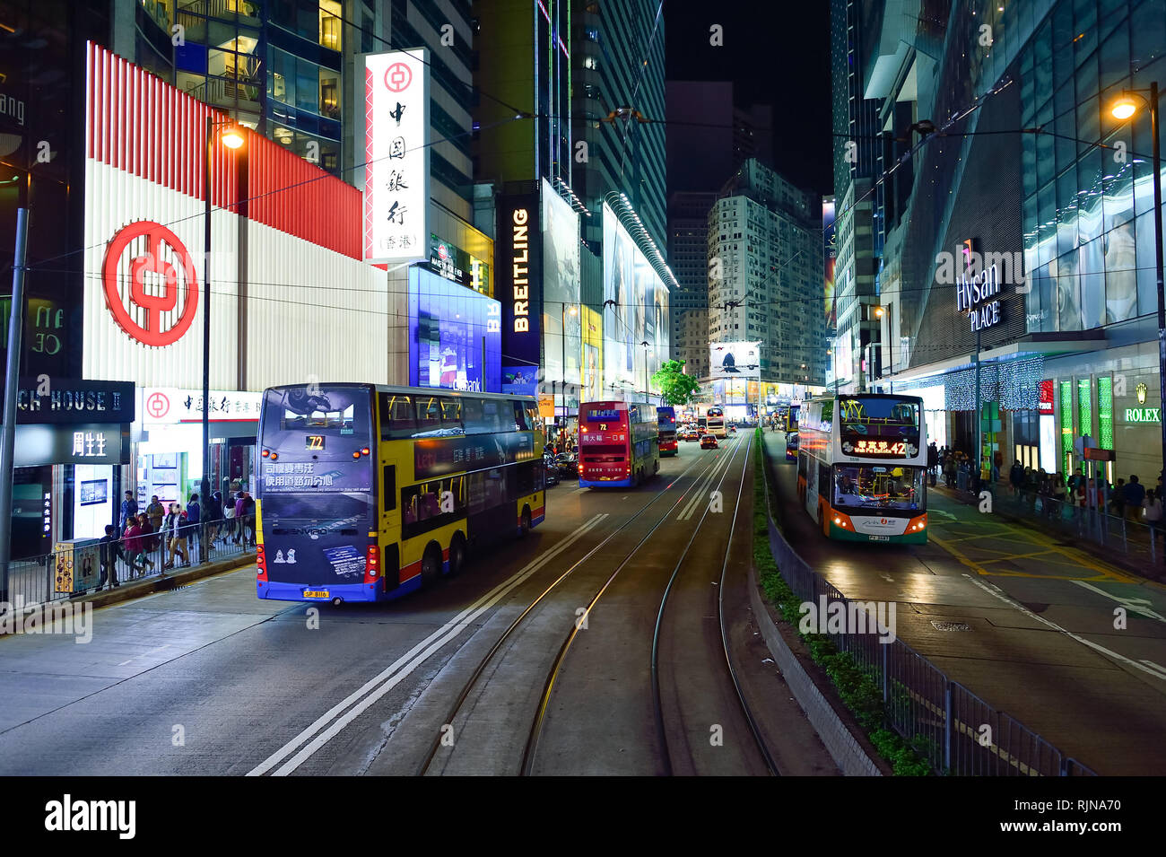 Hongkong - Dezember 25, 2015: Blick vom oberen Deck der doppelstöckigen Straßenbahn. Die Straßenbahn ist die günstigste Modus des öffentlichen Verkehrs auf Hong Kong Island Stockfoto