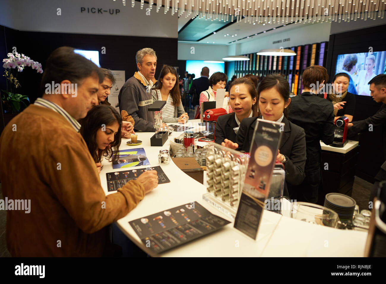 Hongkong - Dezember 25, 2015: das Innere von Nespresso store. Nespresso ist der Marke Nestlé Nespresso S.A., eine operative Einheit der Nestle Grou Stockfoto