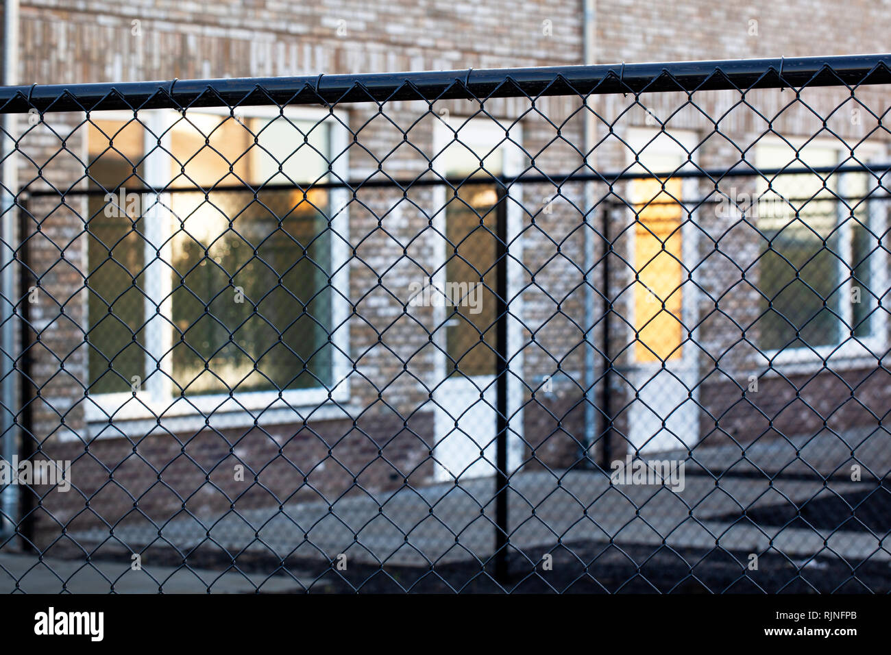 Garten Sicherheit metall draht Zäune in einem neu gebauten Nachbarschaft in den Niederlanden Stockfoto